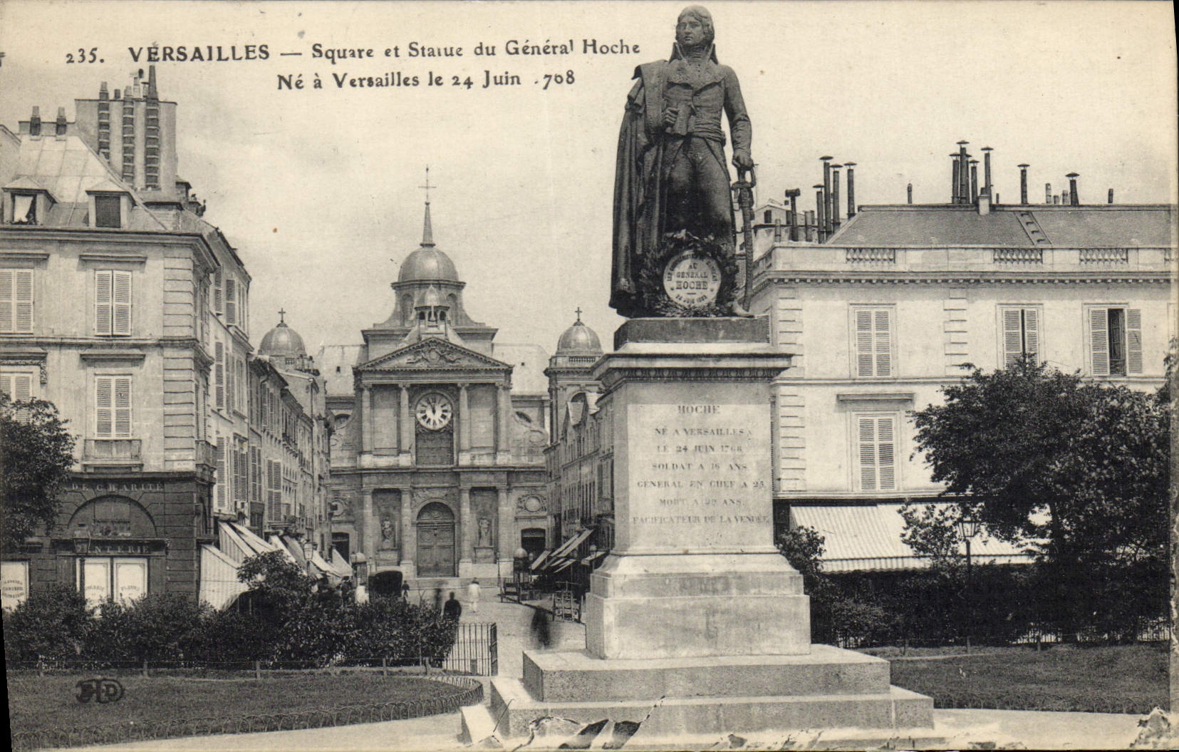 CPA Versailles Square Et Statue Du General Hoche