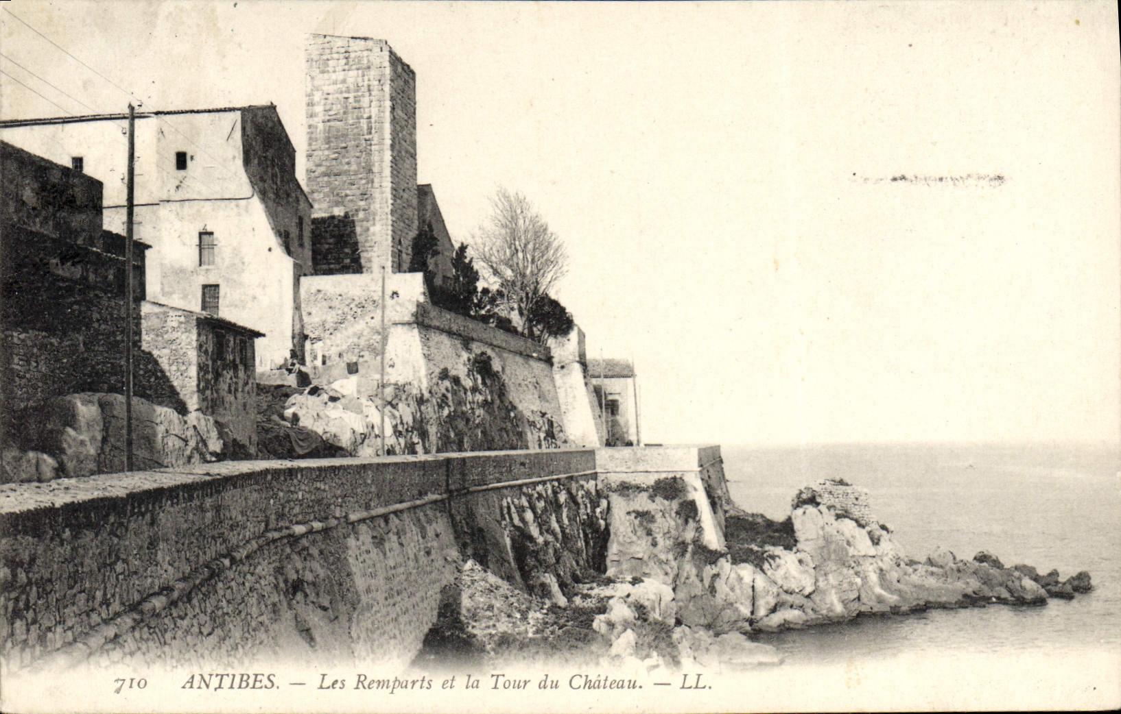 CPA Antibes Les Remparts Et La Tour Du Château