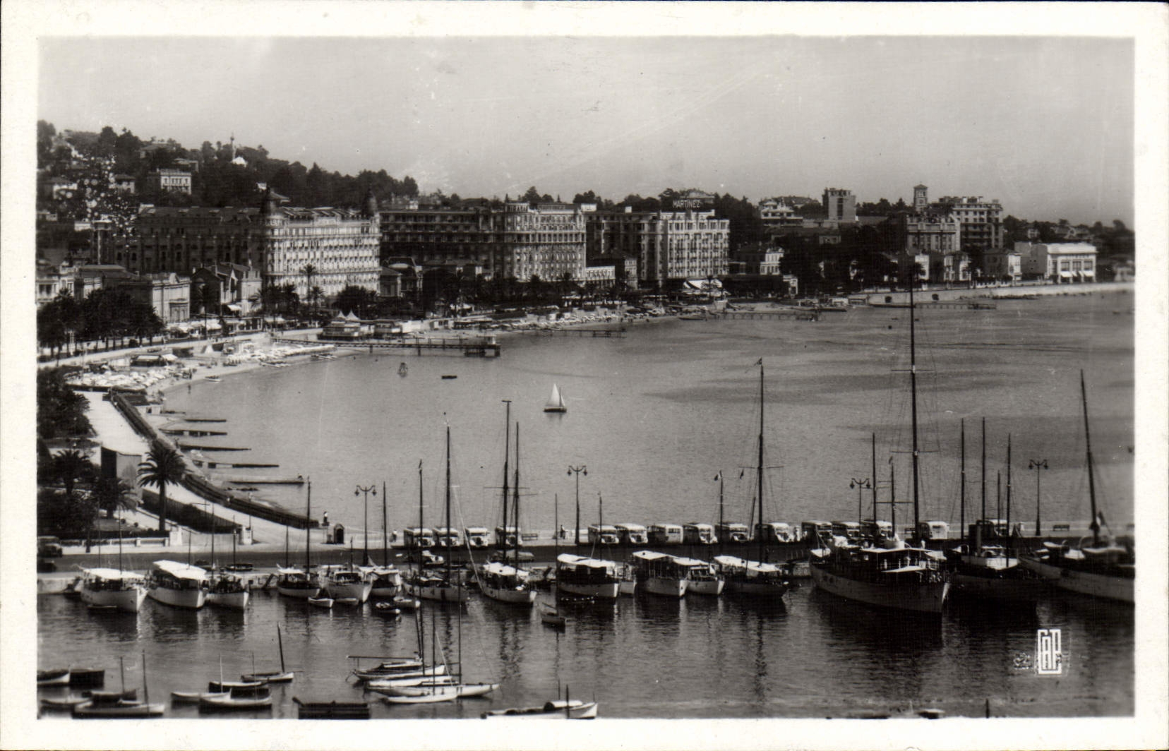 CPA Cannes Vue Sur Le Port Et La Croisette