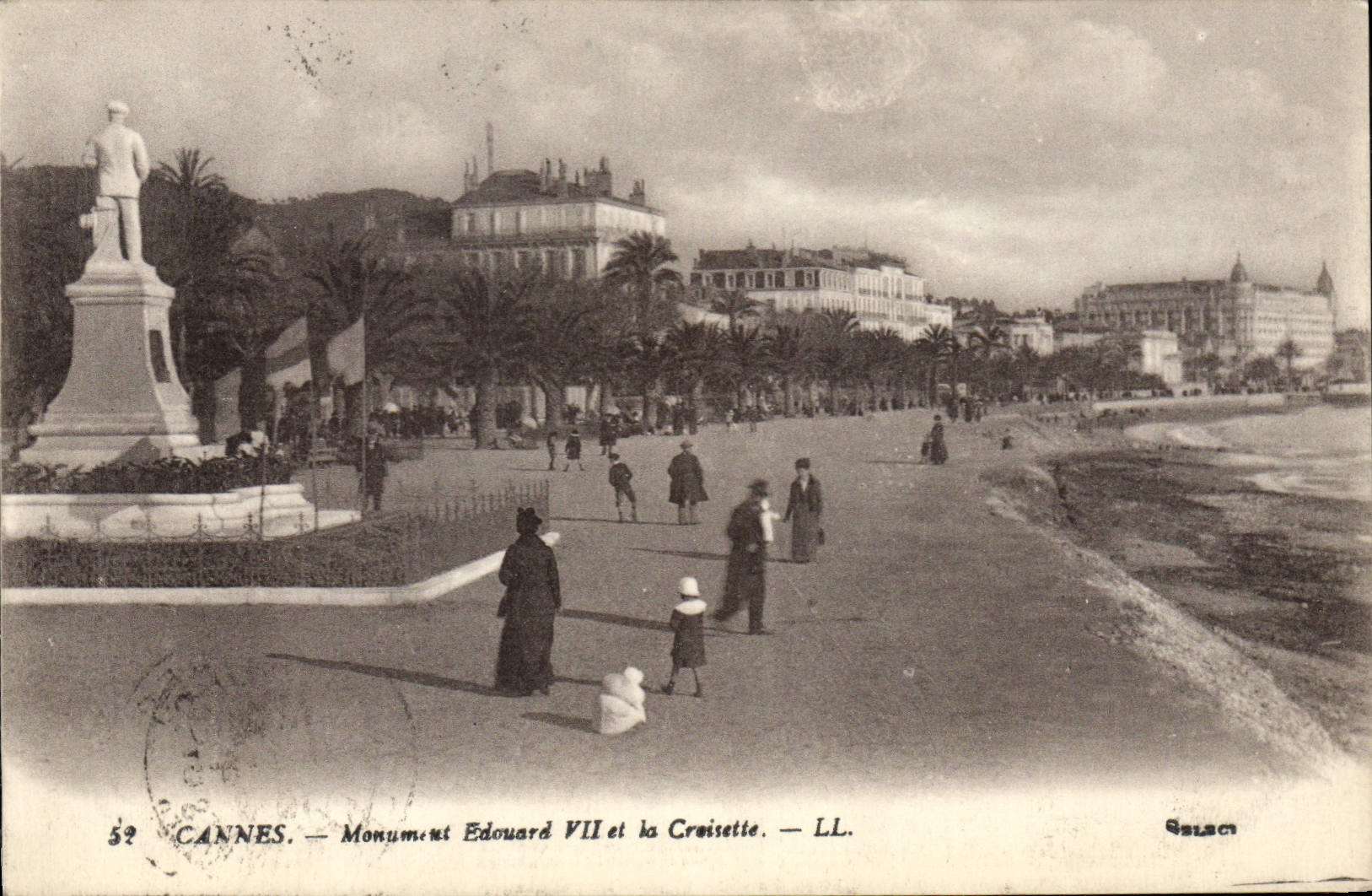 CPA Cannes Monument Edouard VII et la croisette