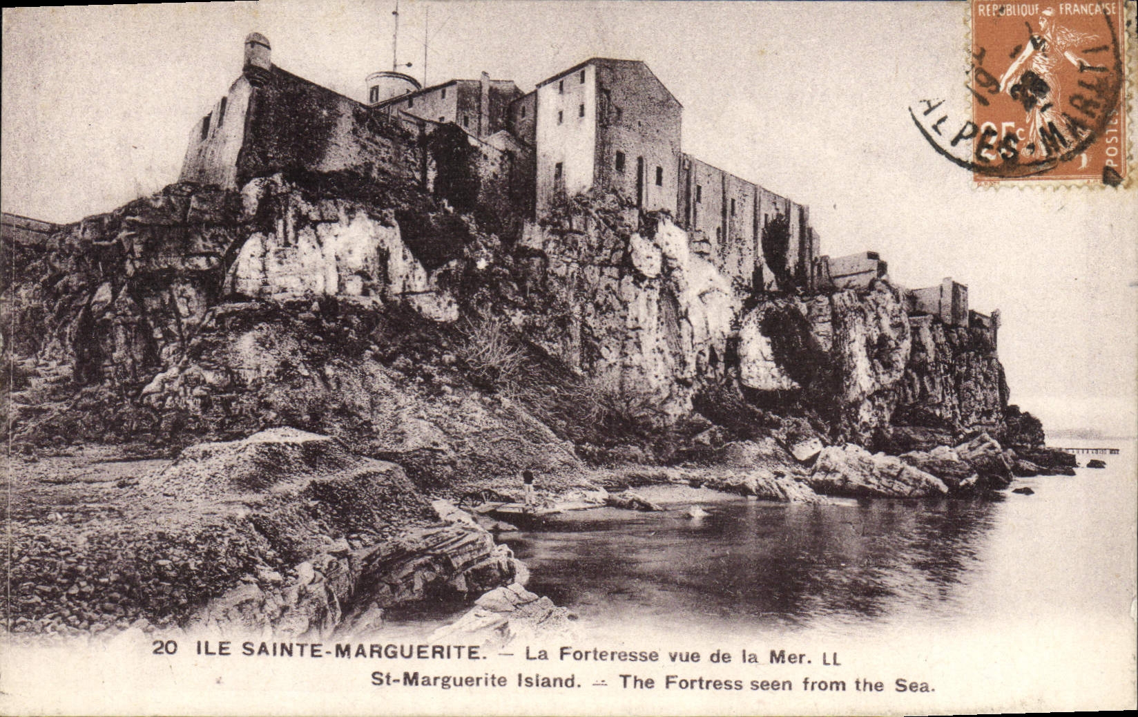 CPA Ile Sainte Marguerite La Forteresse Vue De La Mer