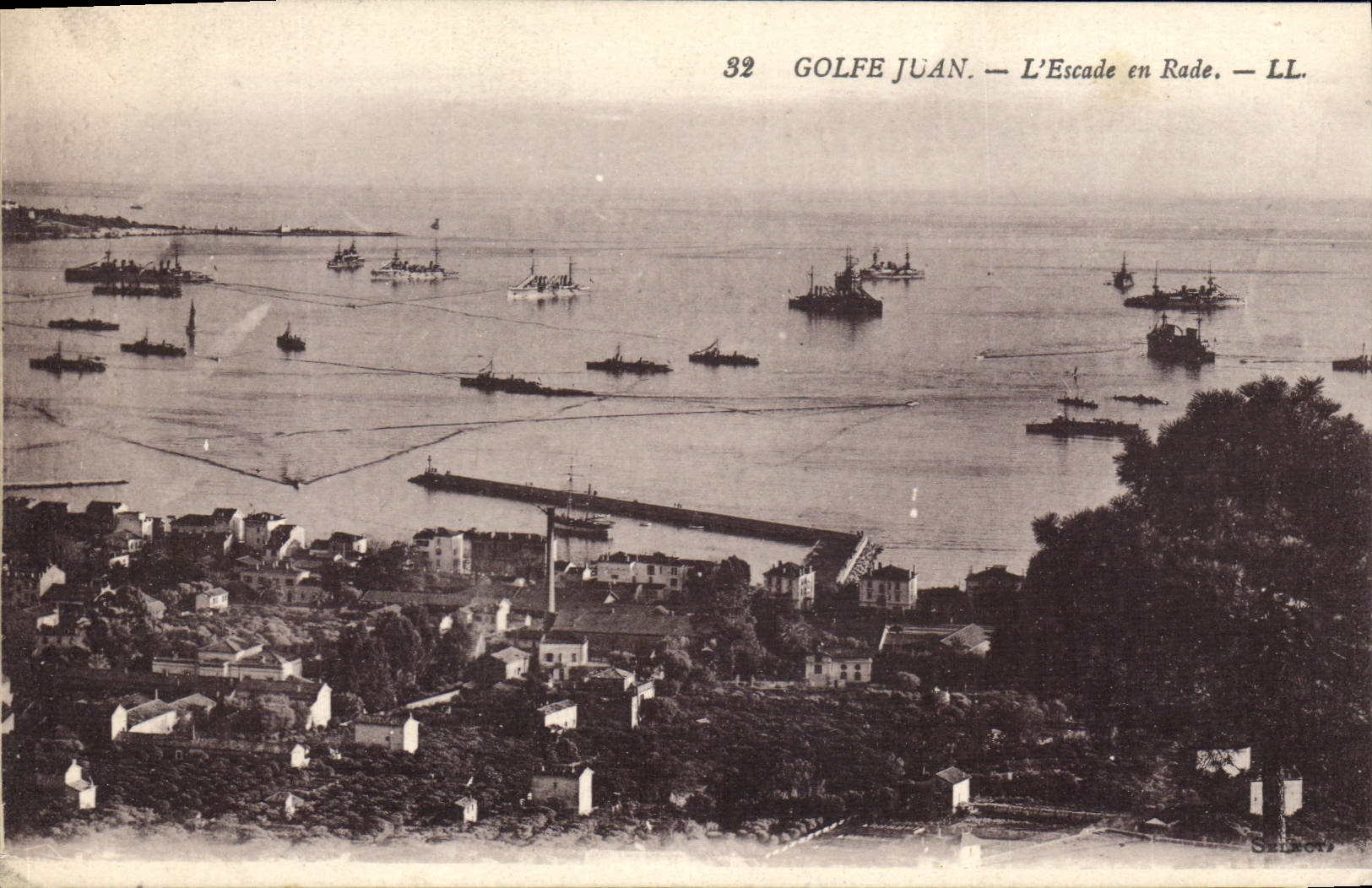 CPA Golfe Juan L'Escadre En Rade