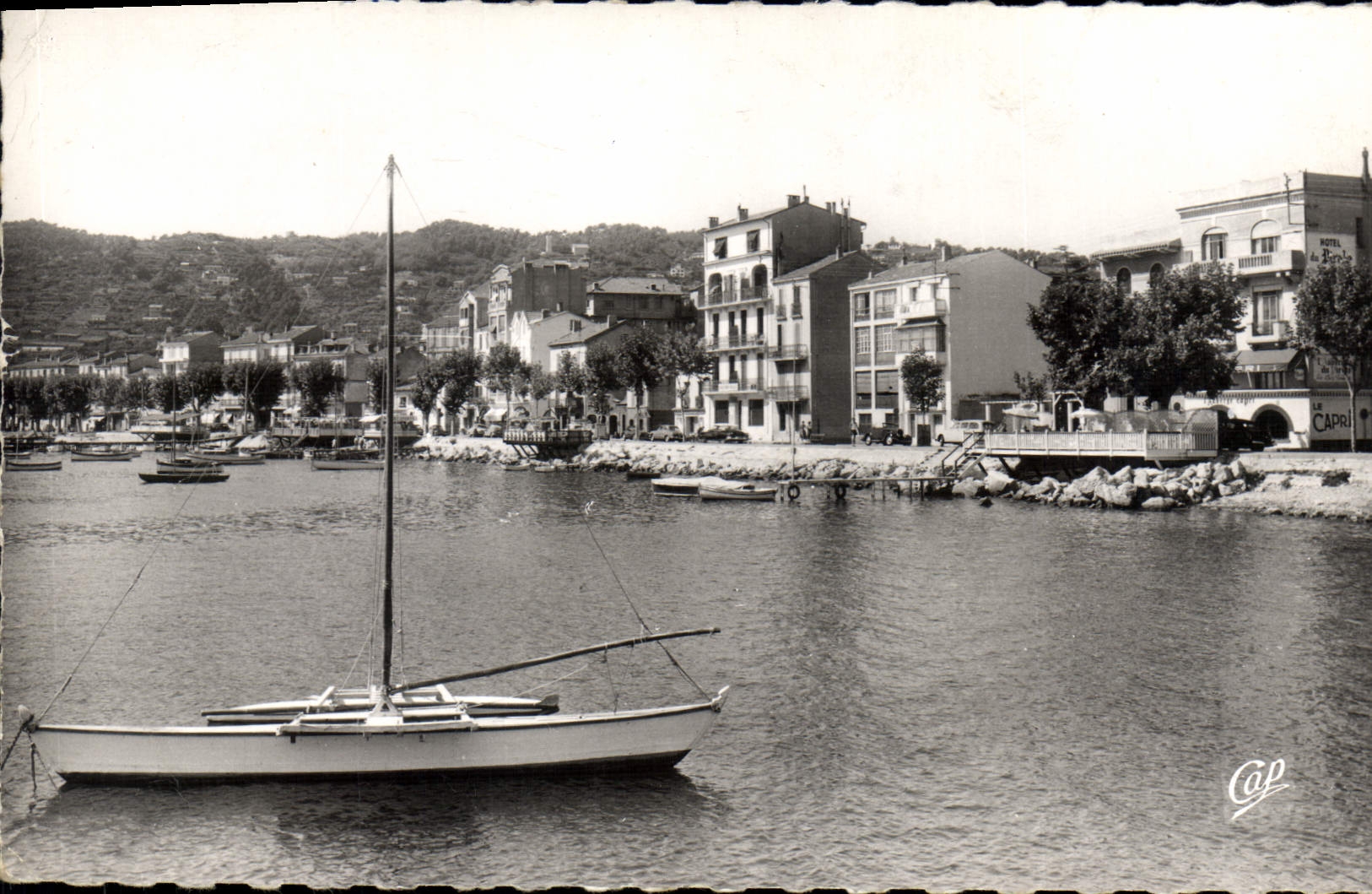 CPA Golfe Juan Le Port Et Le Boulevard De La Plage