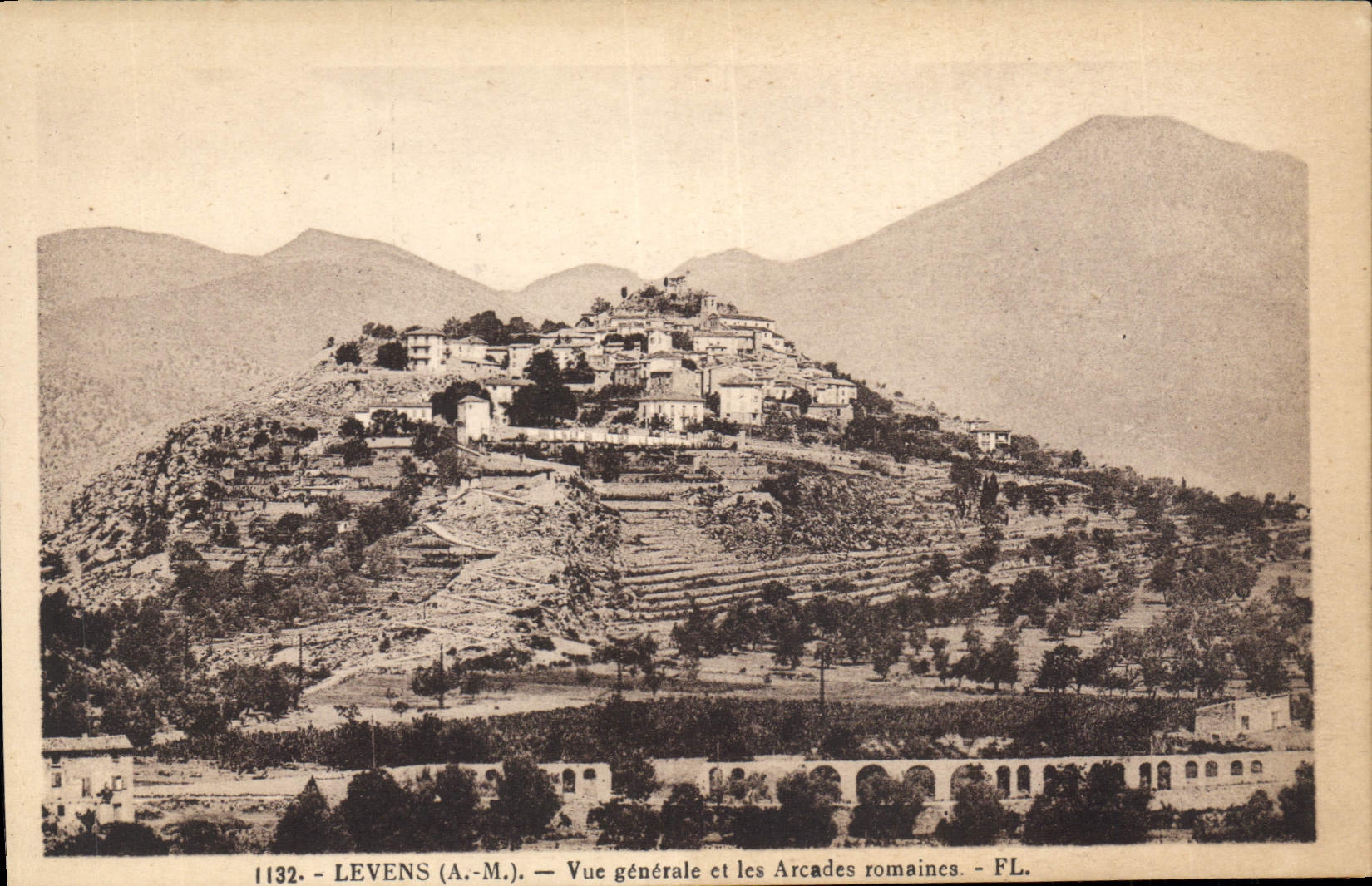 CPA Levens Vue Generale Et Les Arcades Romaines