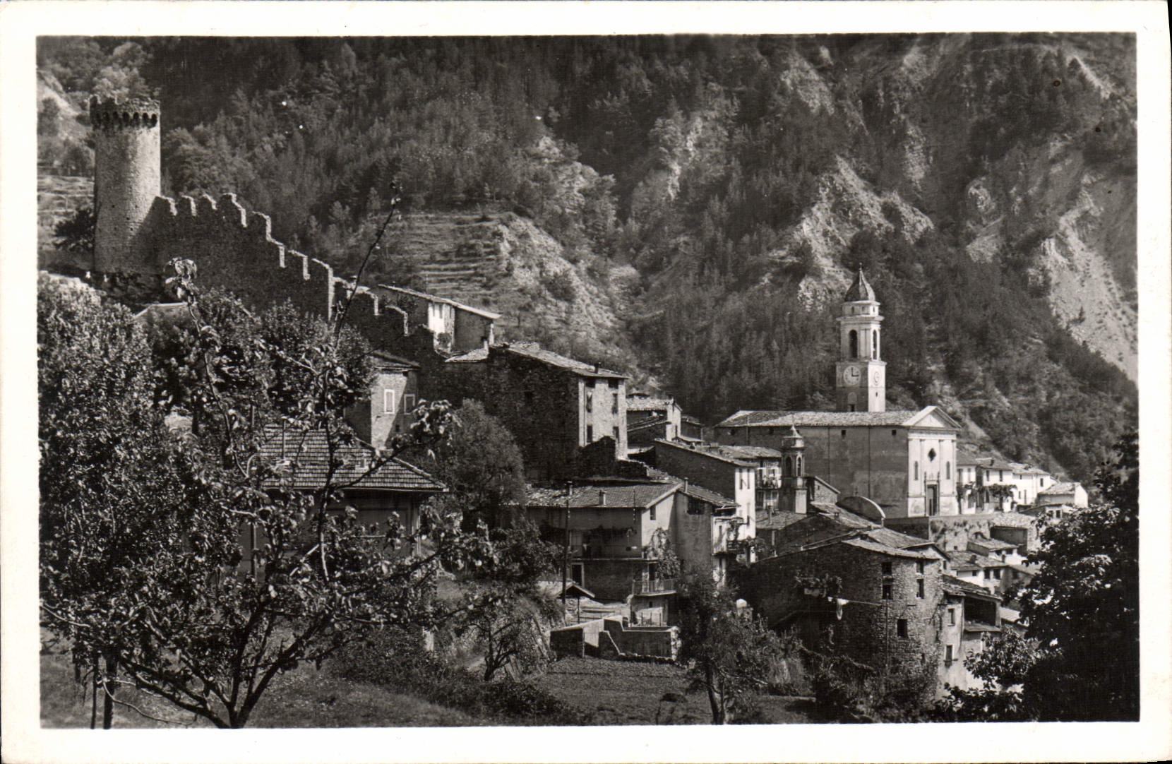CPA Luceram le Vieux Chateau Et I'Eglise