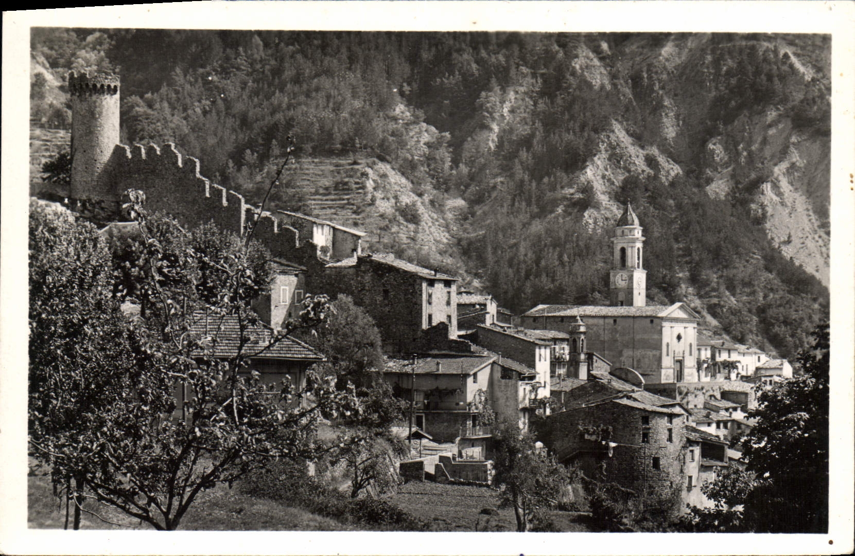 CPA Luceram Le Vieux Chateau Et I'Eglise