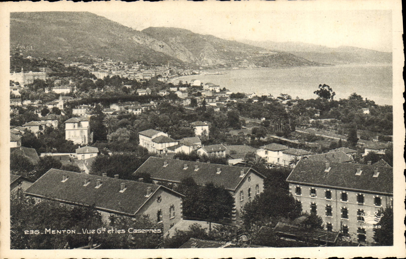 CPA Menton Vue générale Et Les Casernes