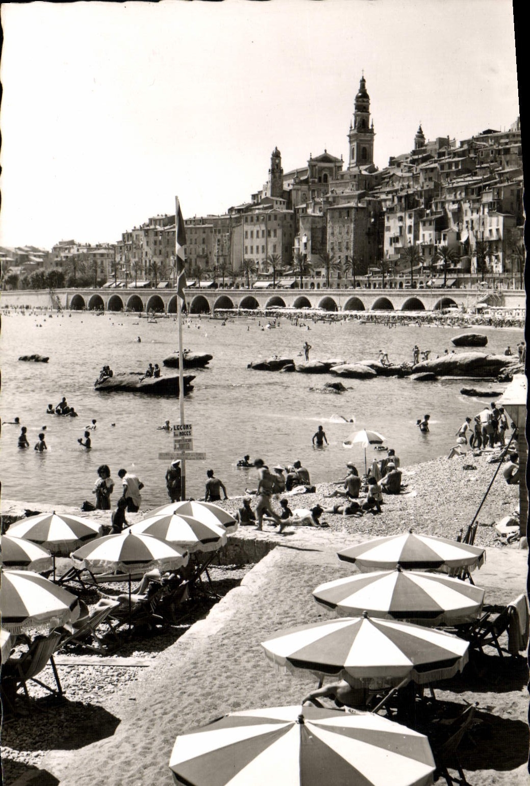 CPA Menton La Plage Et La Vieille ville