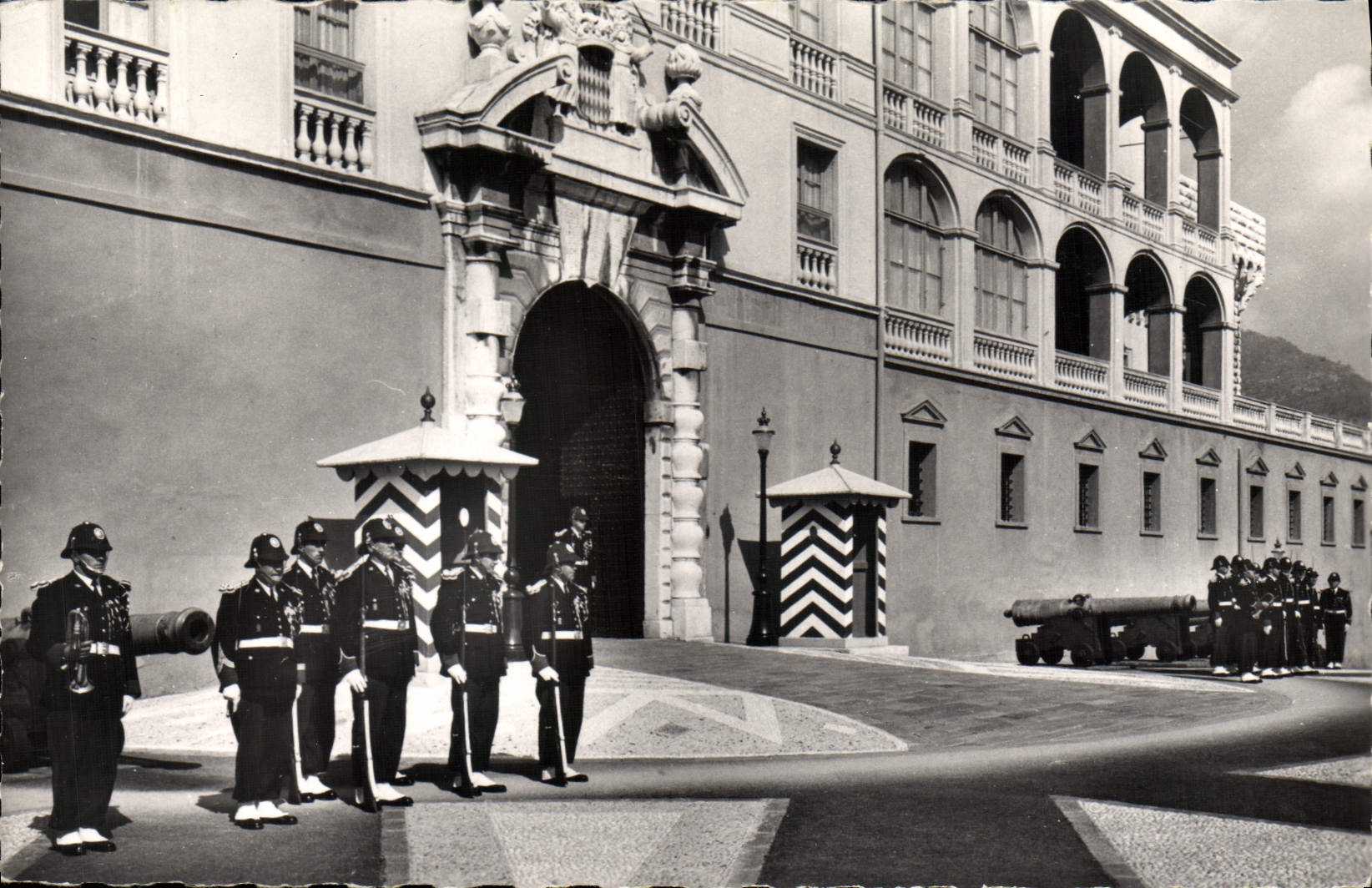 CPA Monaco Principaute Le Palais Du Prince Et la Relève de la garde