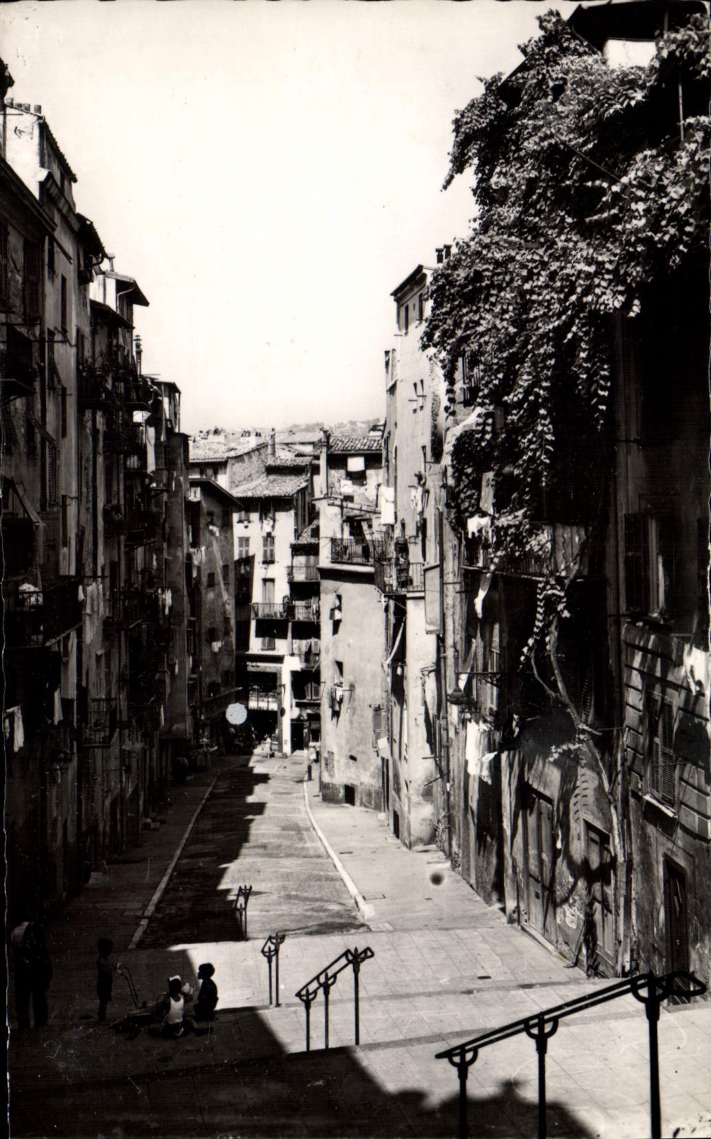 CPA Nice Une Rue De La Vieille Ville