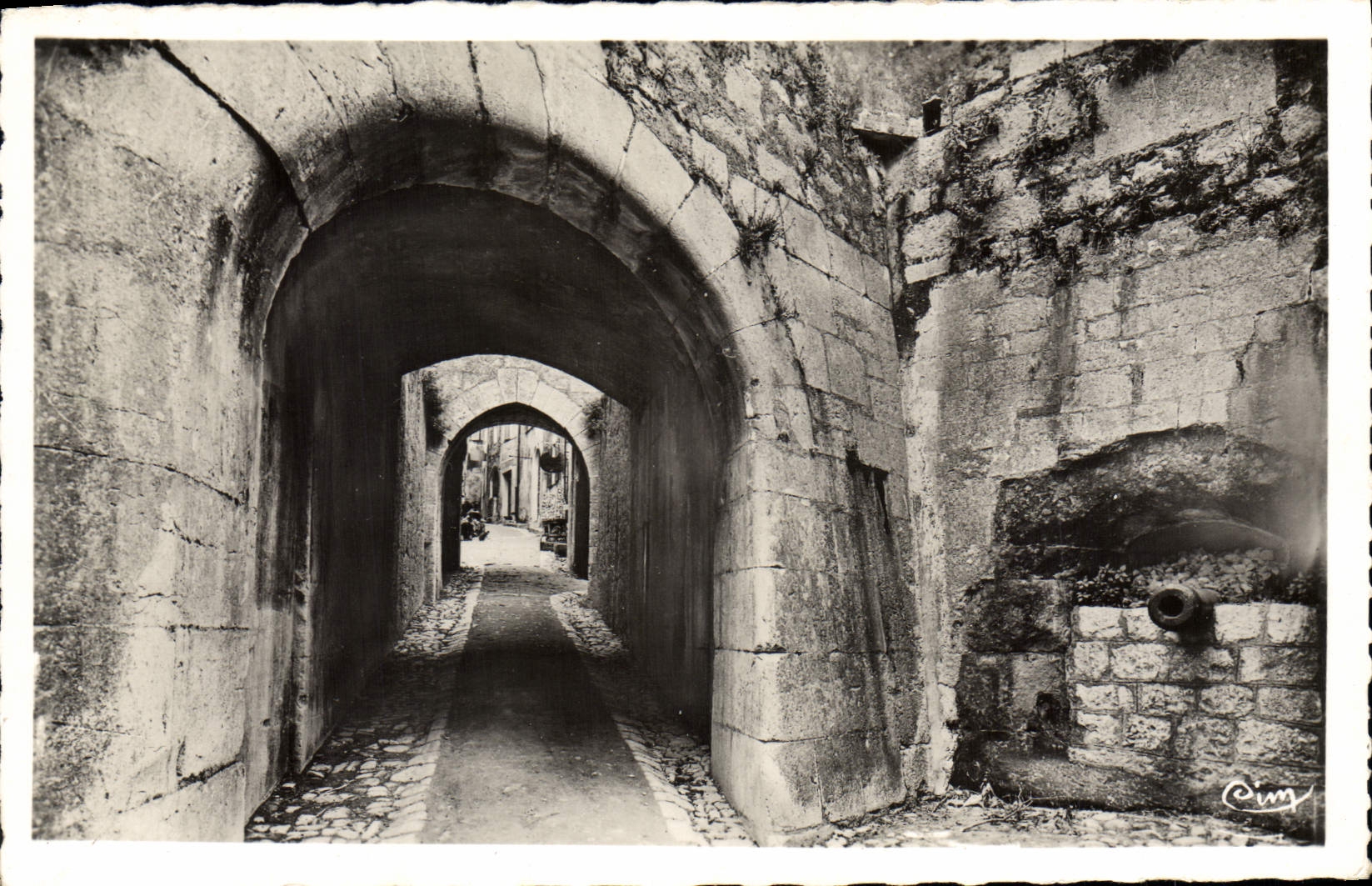 CPA St Paul De Vence Eglise Sa Fontaine entrée du village
