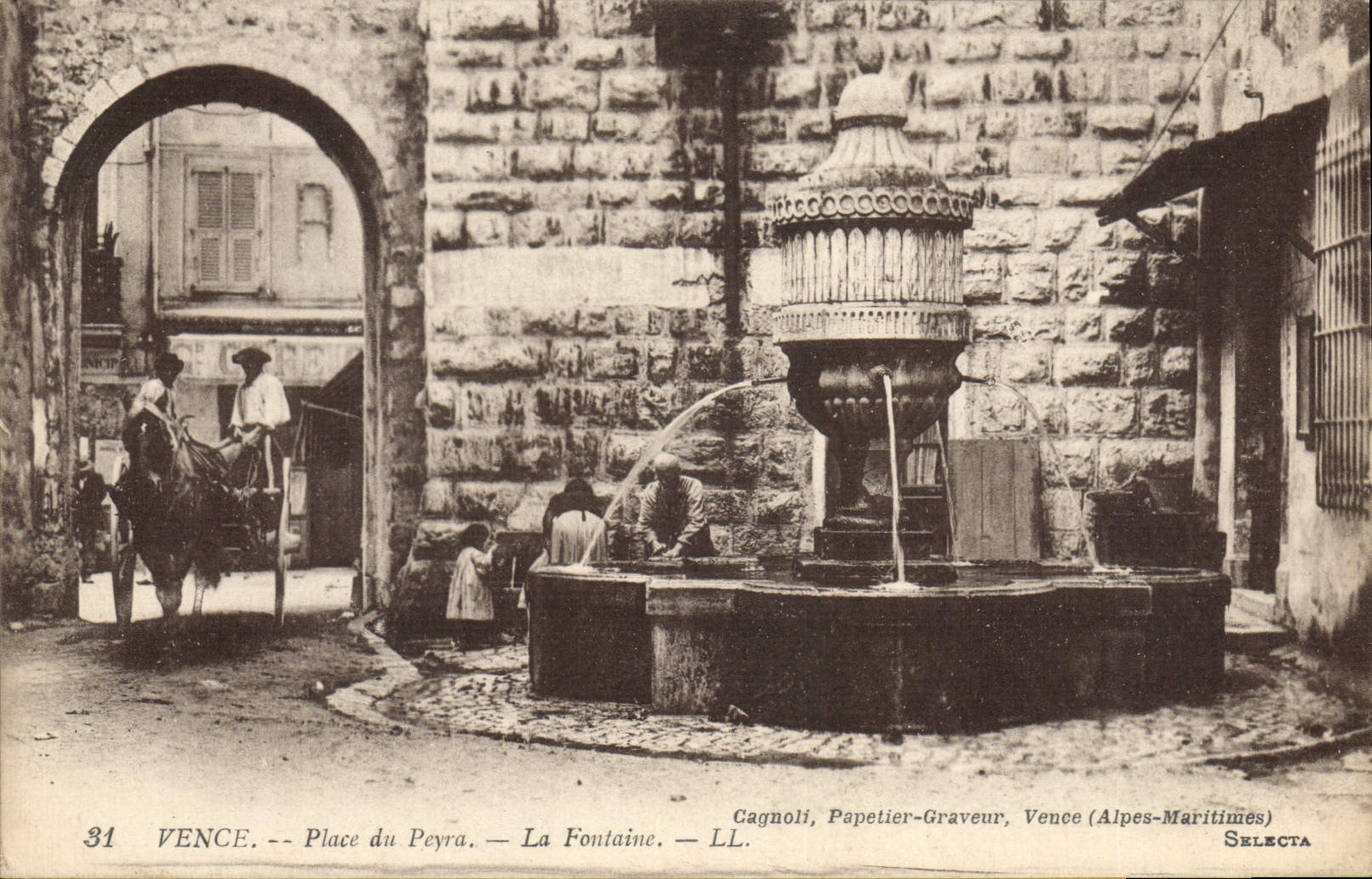 CPA VENCE place du Peyra fontaine
