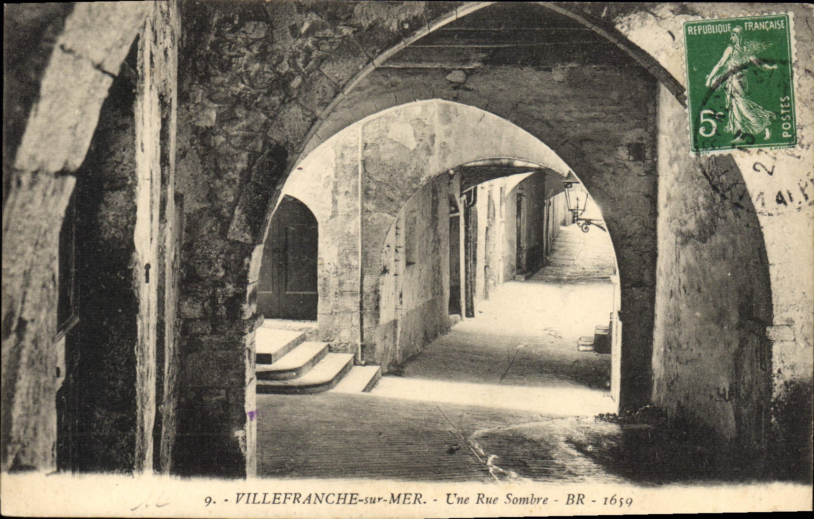 CPA VILLEFRANCHE-sur-MER une rue sombre
