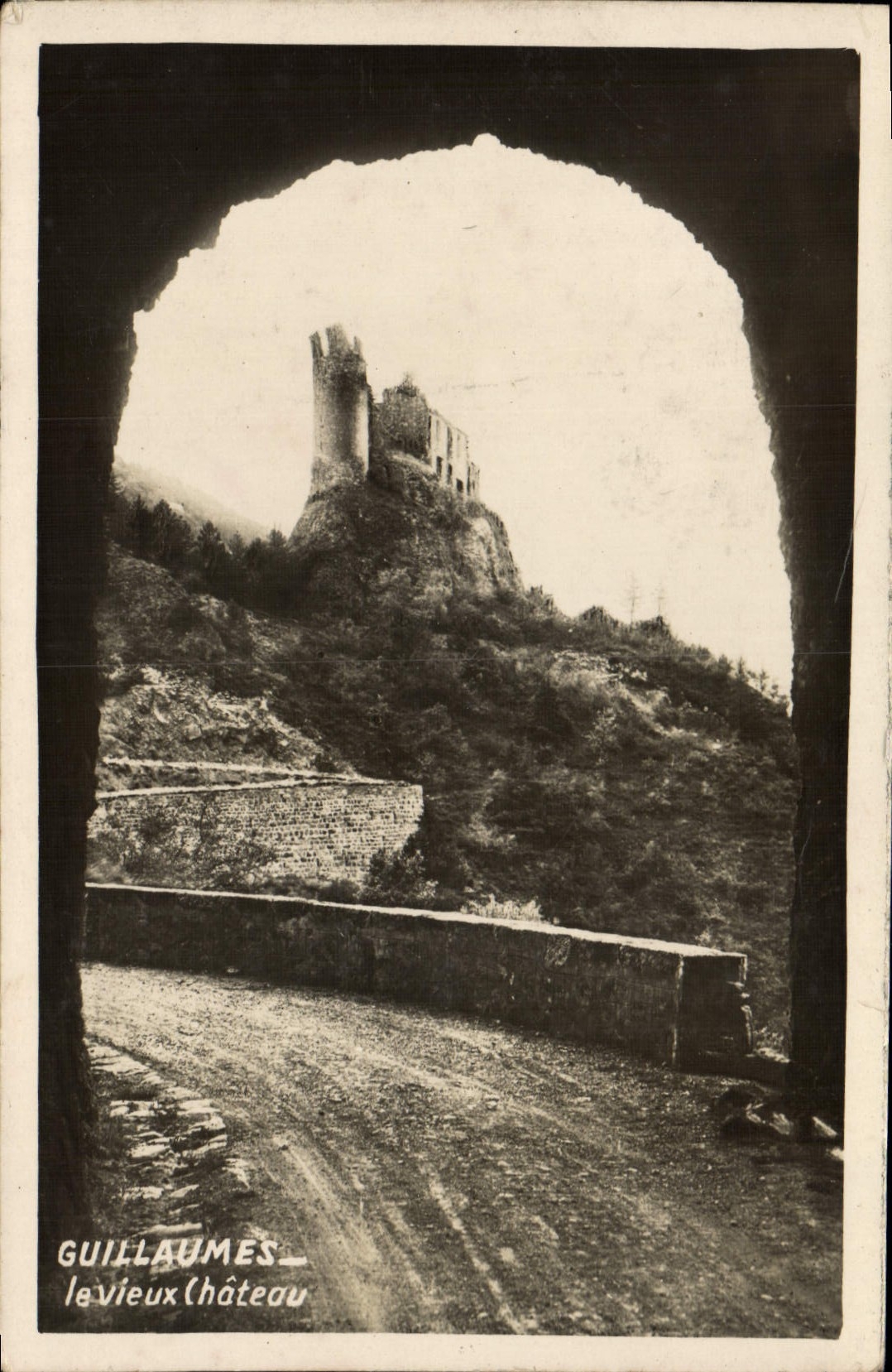 CPA GUILLAUMES le vieux château