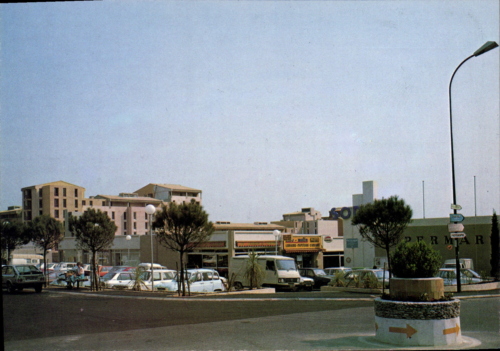 CPSM CARROS-le-NEUF centre commercial