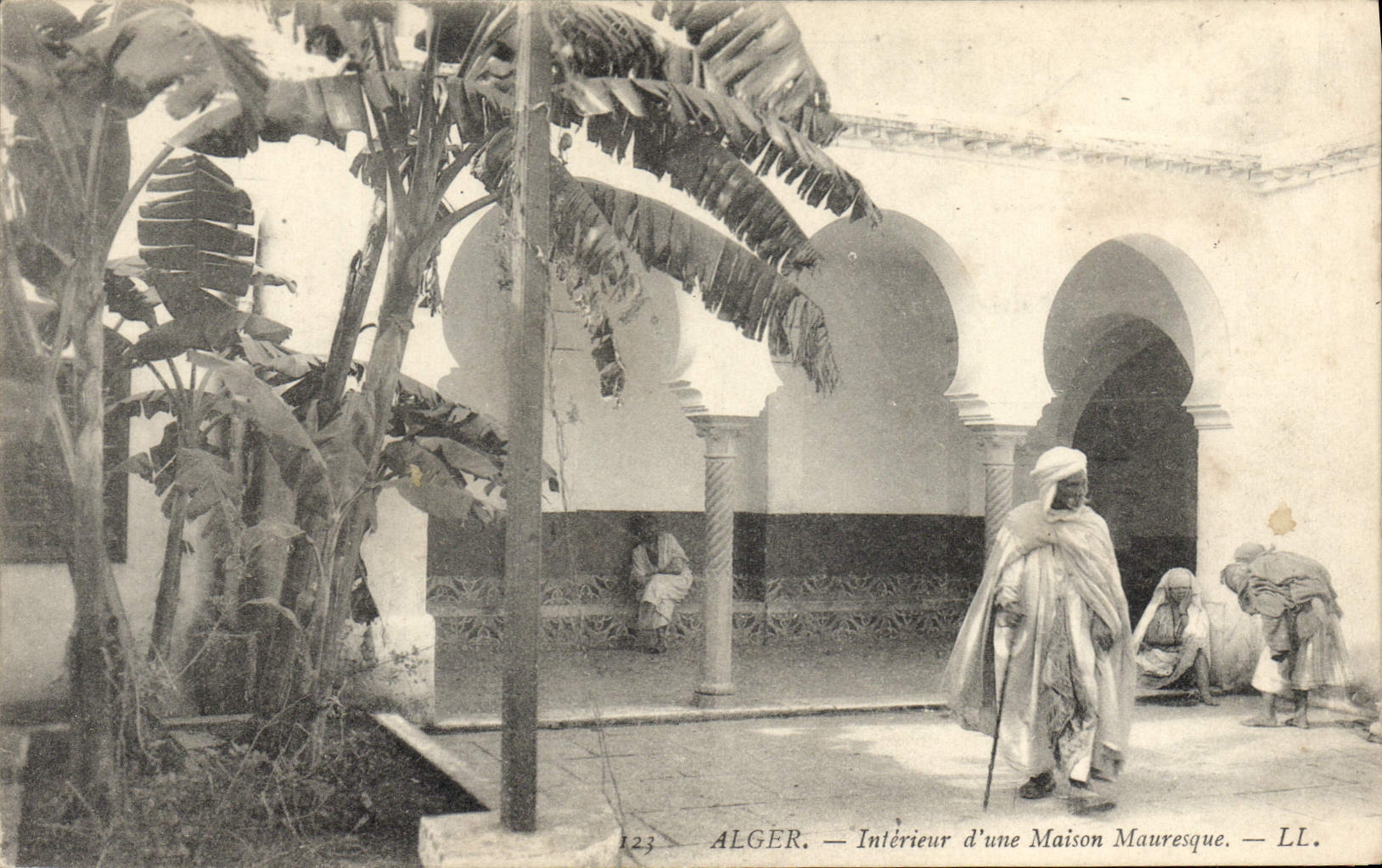 CPA ALGER intérieur d'une maison Mauresque