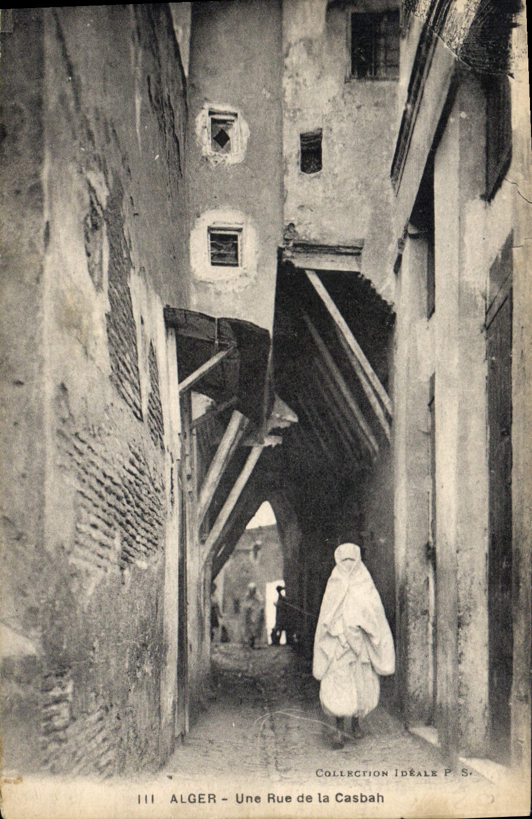 CPA ALGER une rue de la Casbah