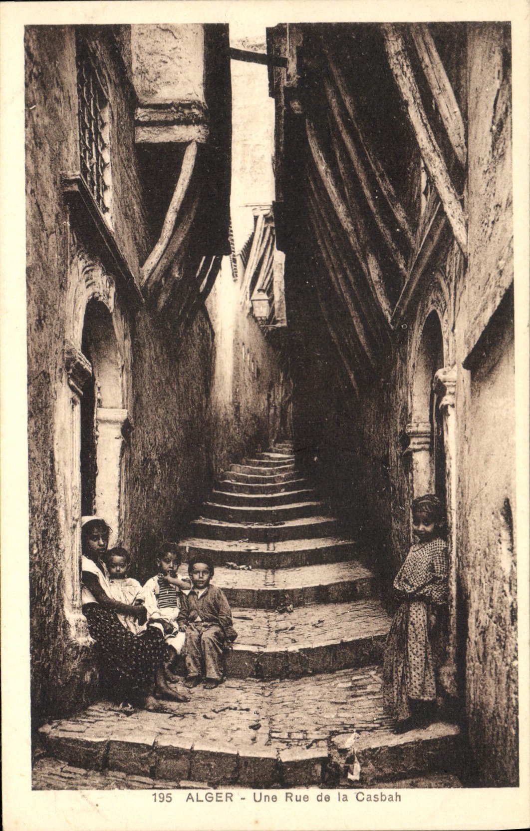 CPA ALGER une rue de la Casbah