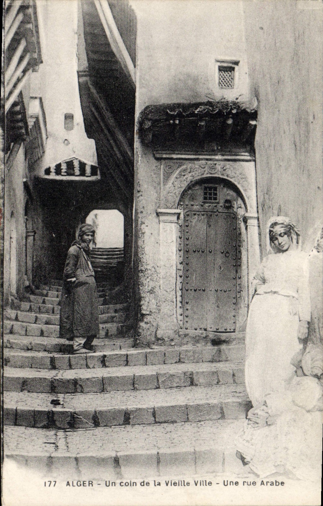 CPA ALGER un coin de la vieille ville une rue arabe