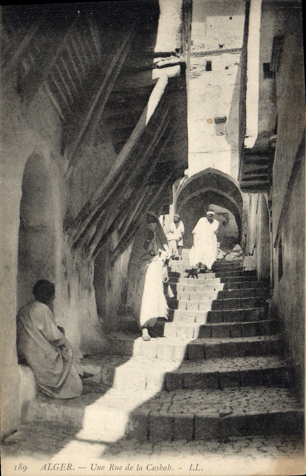 CPA ALGER une rue de la Casbah