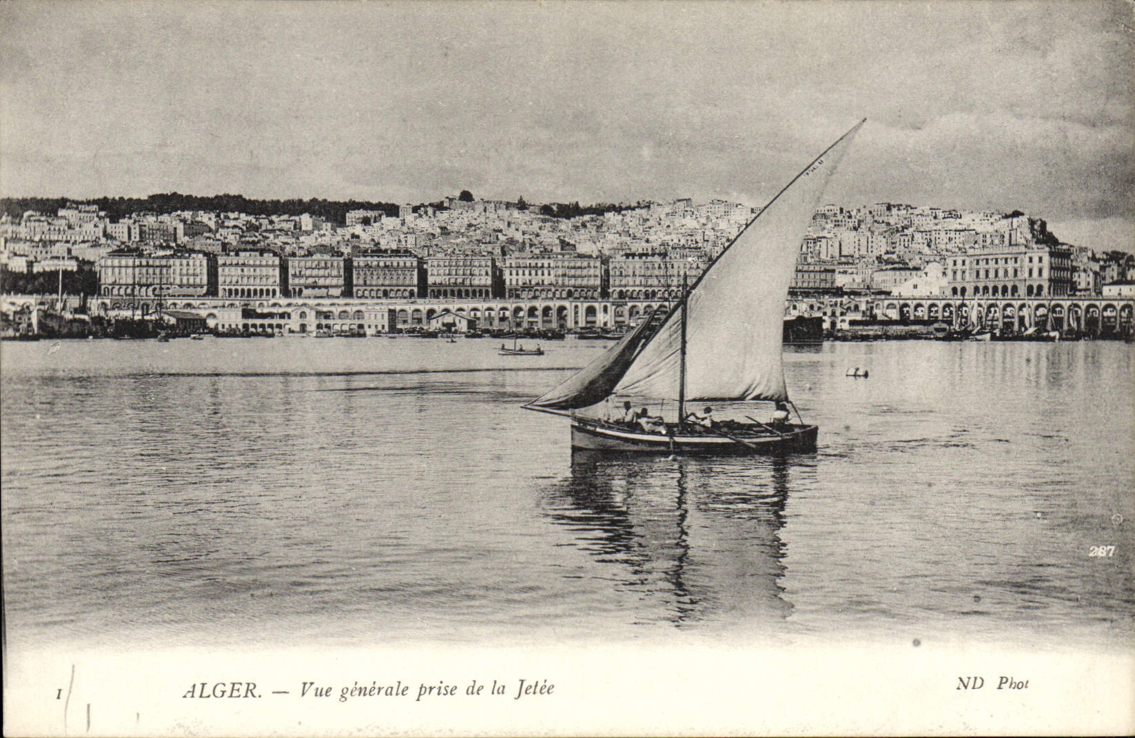 CPA ALGER vue générale prise de la jetée voilier