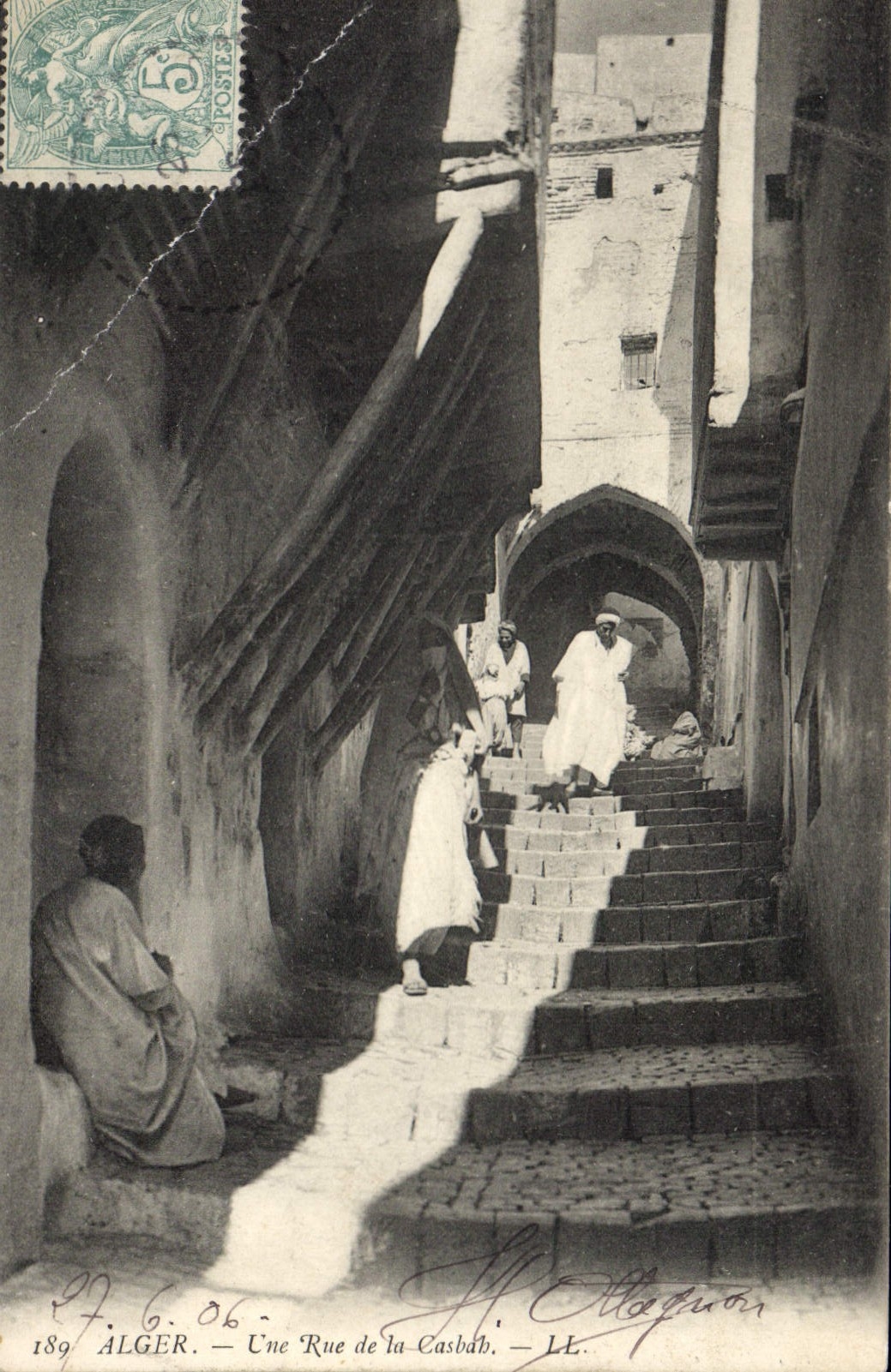 CPA ALGER une rue de la Casbah