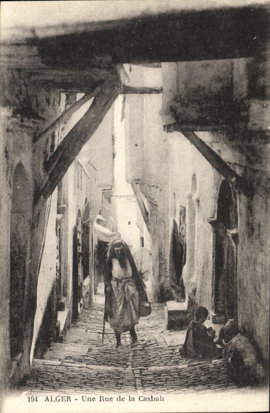 CPA ALGER une rue de la Casbah