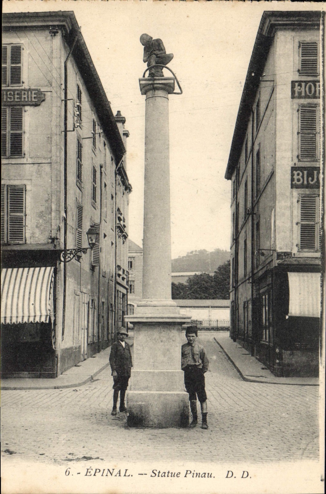 CPA Epinal Statue Pinau