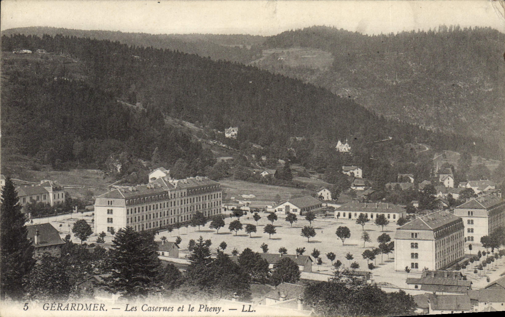 CPA Gerardmer Les Casernes Et Le Pheny