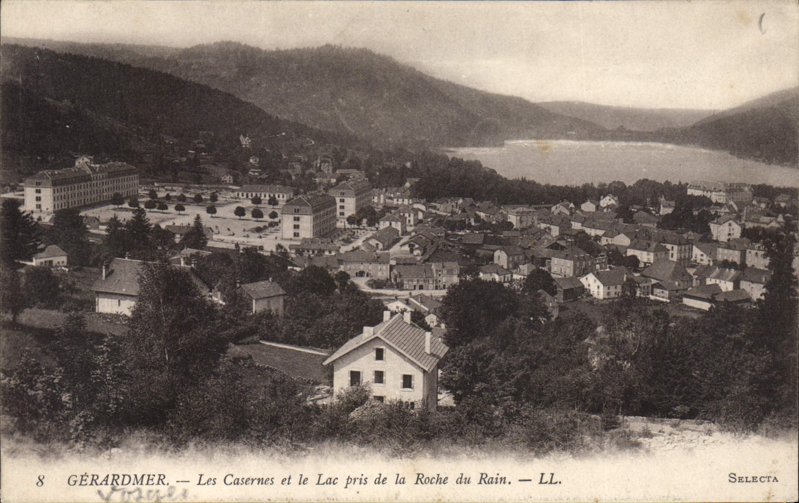 CPA Gerardmer Les Casermes Et Le Lac Pris De La Roche Du Rain