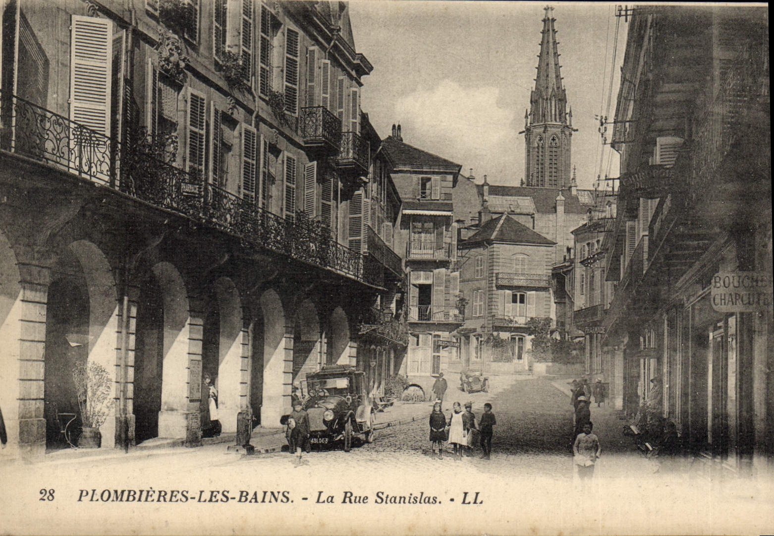 CPA Plombieres Les Bains La Rue Stanislas Automobile
