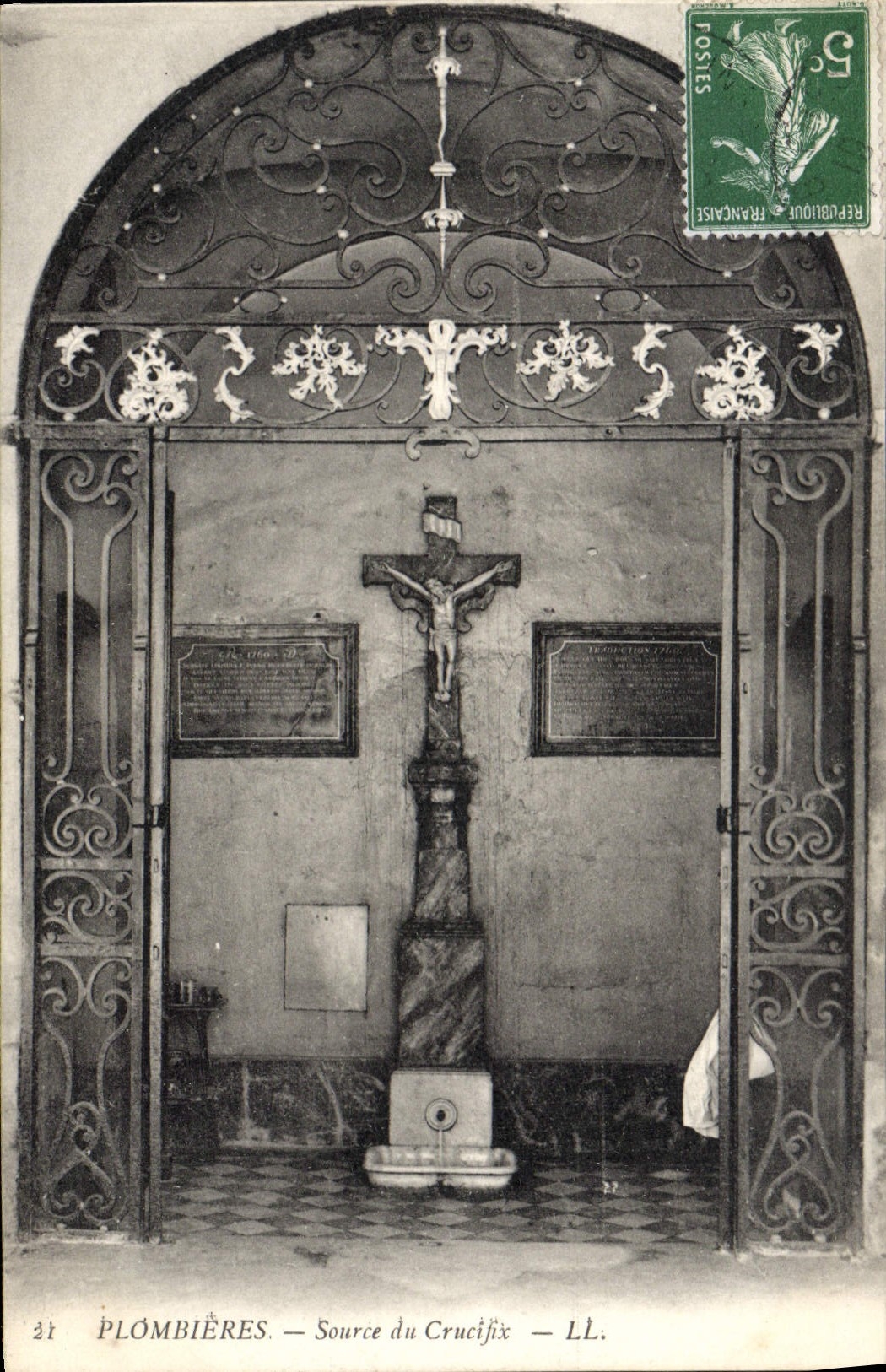 CPA PLOMBIERES Source Du Crucifix