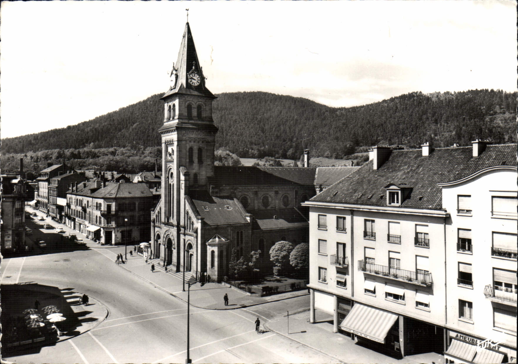 CPSM Saint Die La Place Saint Martin Et Les Vosges Au Fond