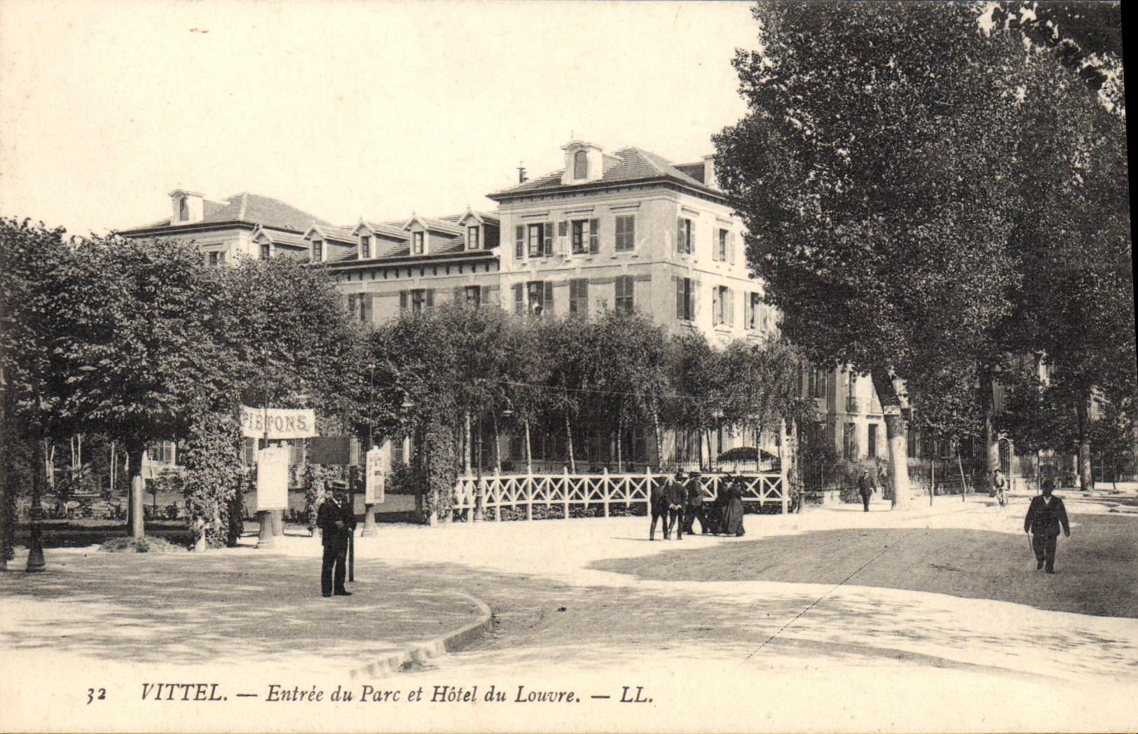 CPA Vittel Entree Du Parc Et Hotel Du Louvre