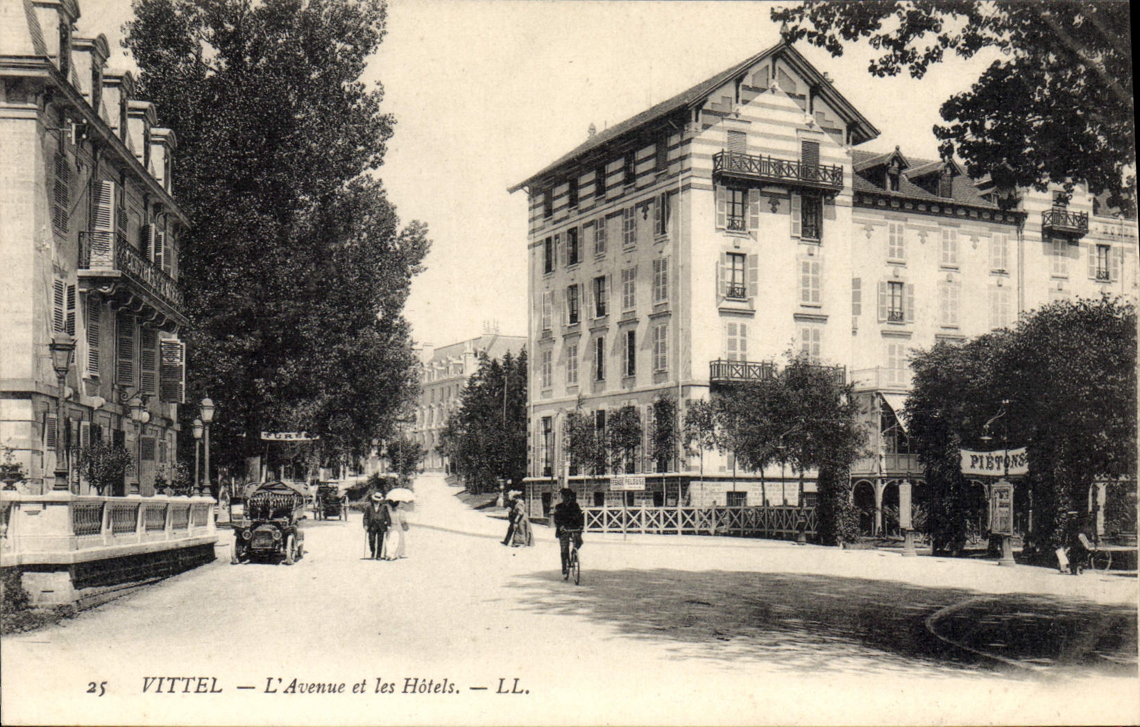 CPA Vittel L'Avenue Et Les Hotels
