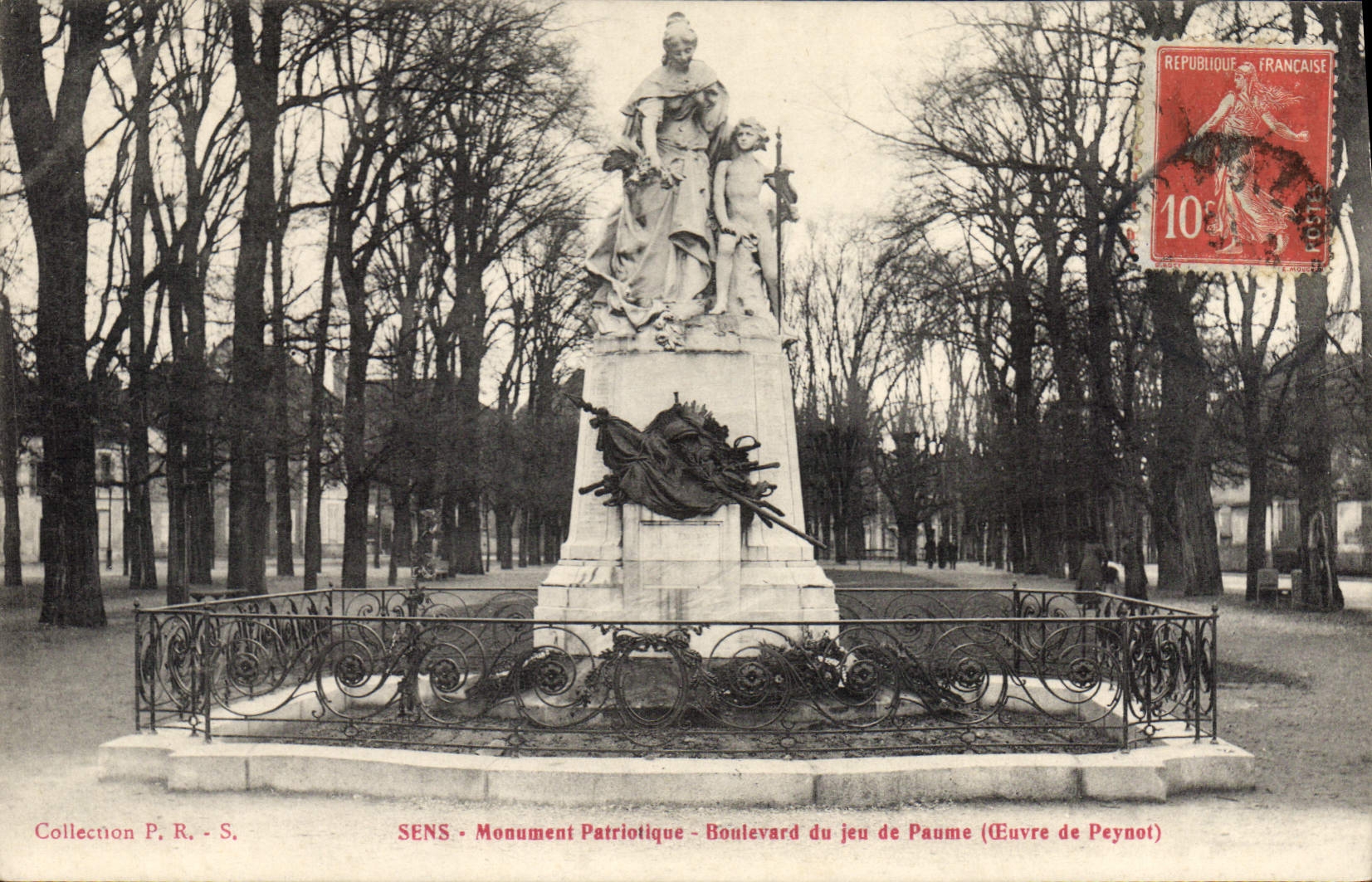 CPA Sens Monument Patriotique Boulevard Du Jeu de paume