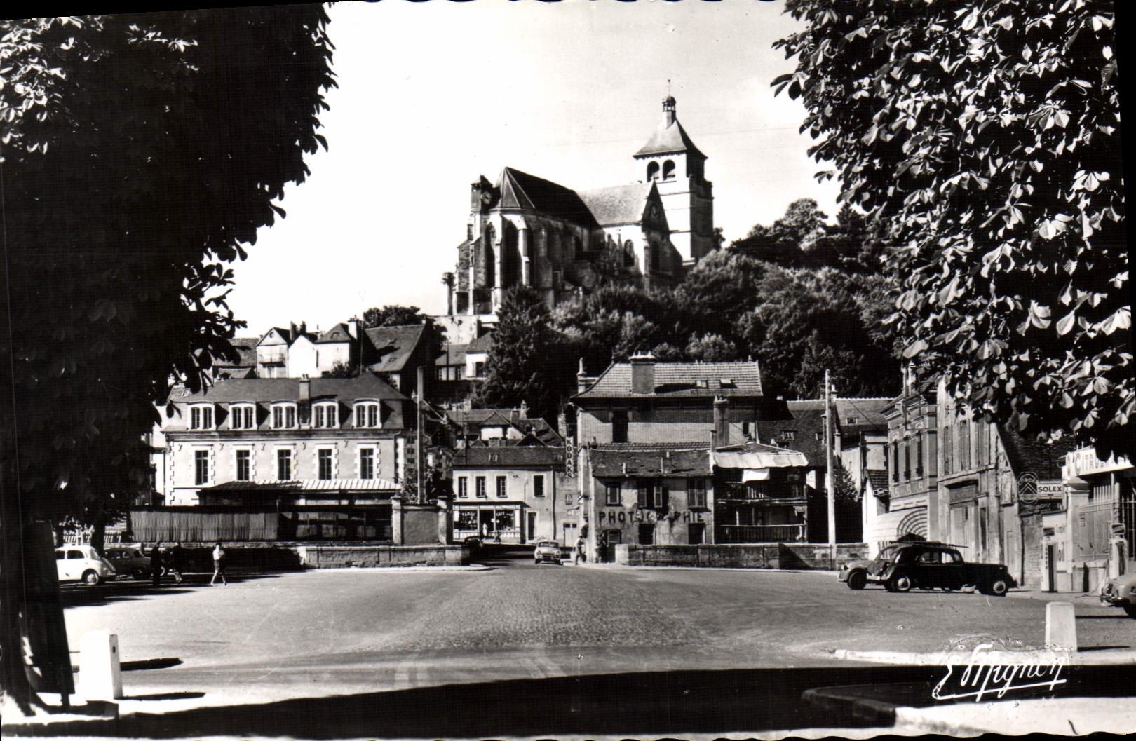 CPA Tonnerre Place De La Republique Et I'Eglise Saint Pierre