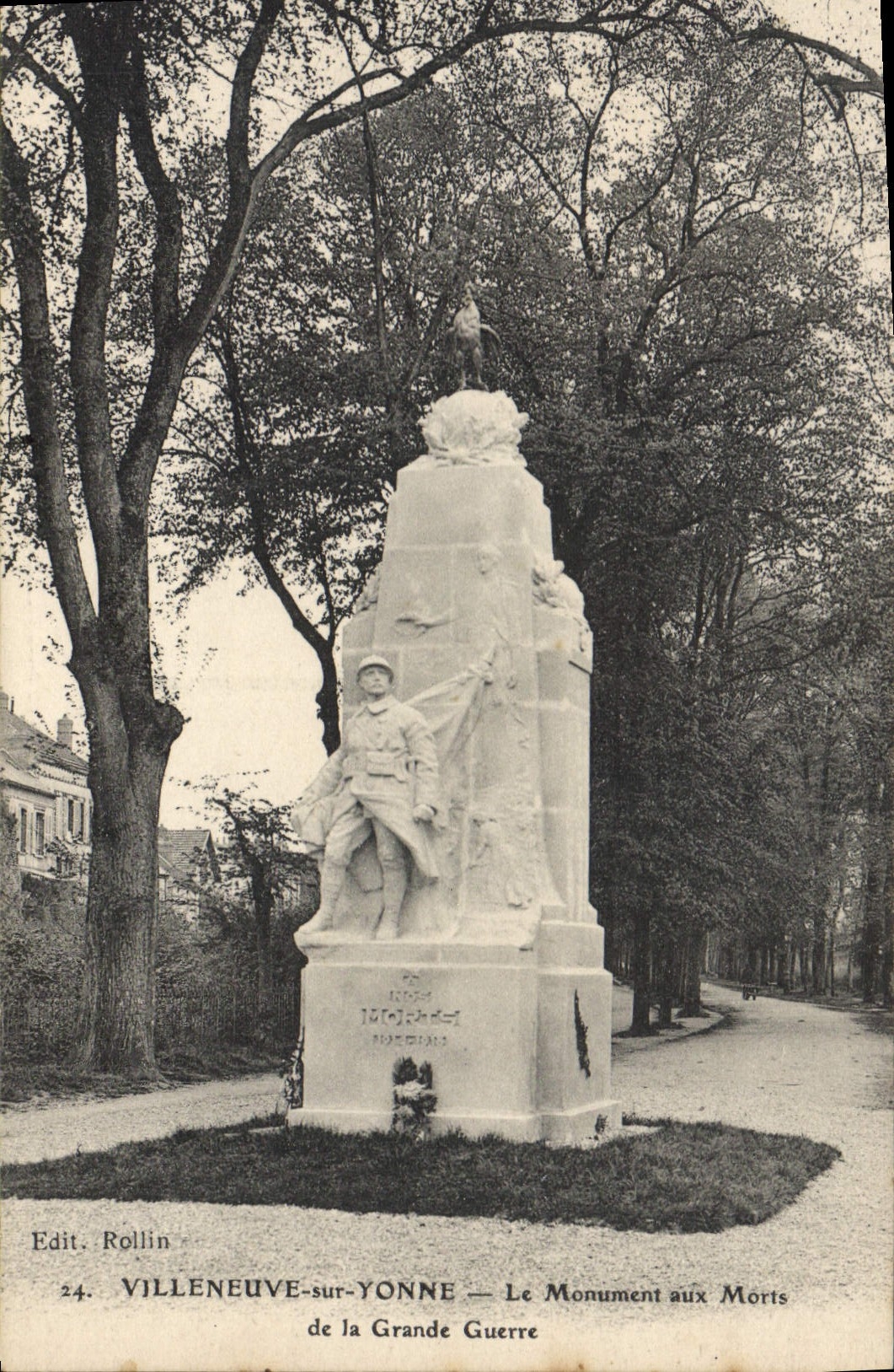 CPA Villeneuve Sur Yonne Le Monument Aux Morts De la Grande Guerre