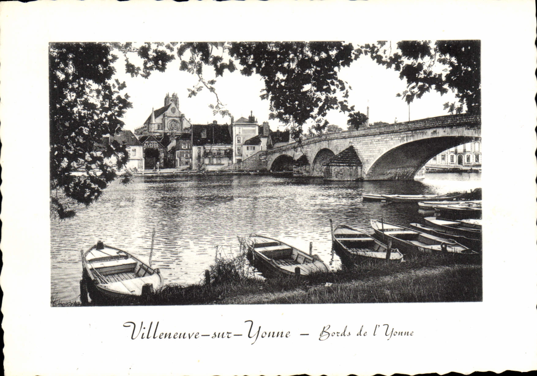 CPSM Villeneuve Sur Yonne Bords de I'Yonne