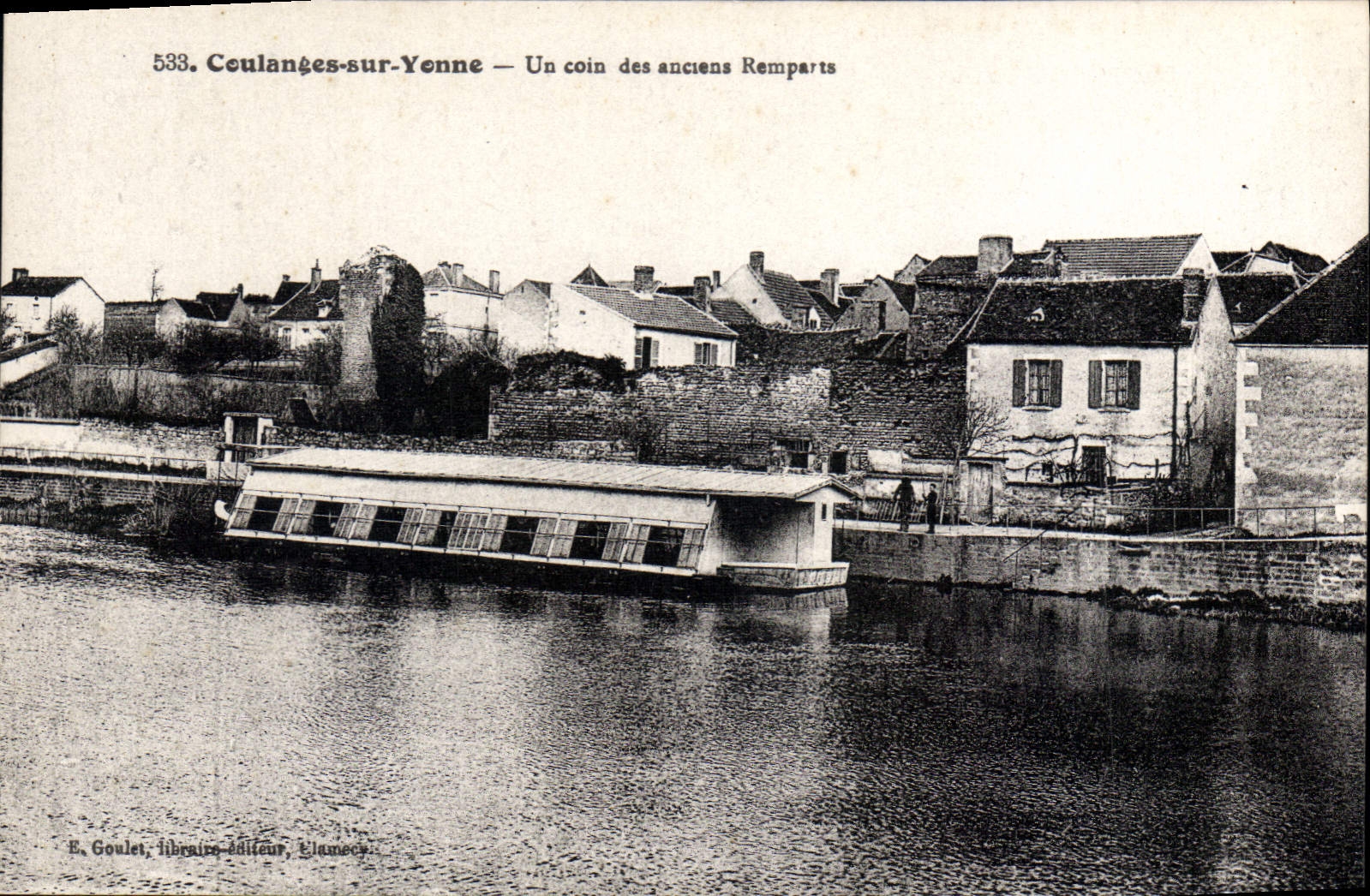 CPA Coulanges Sur Yonne Un Coin Des Anciens Remparts