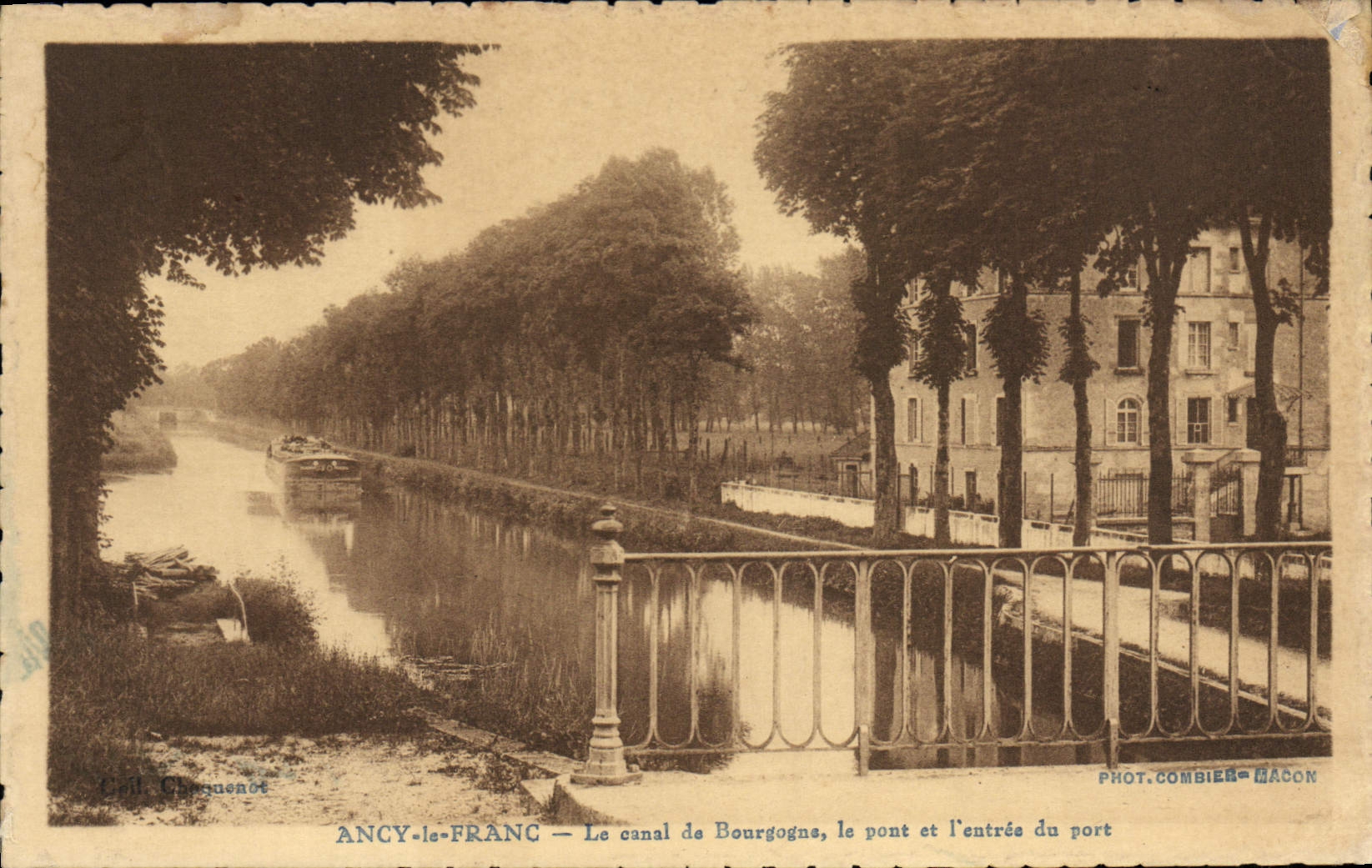 CPA Ancy Le Franc Le Canal De Bourgogne Le Pont entrée du port