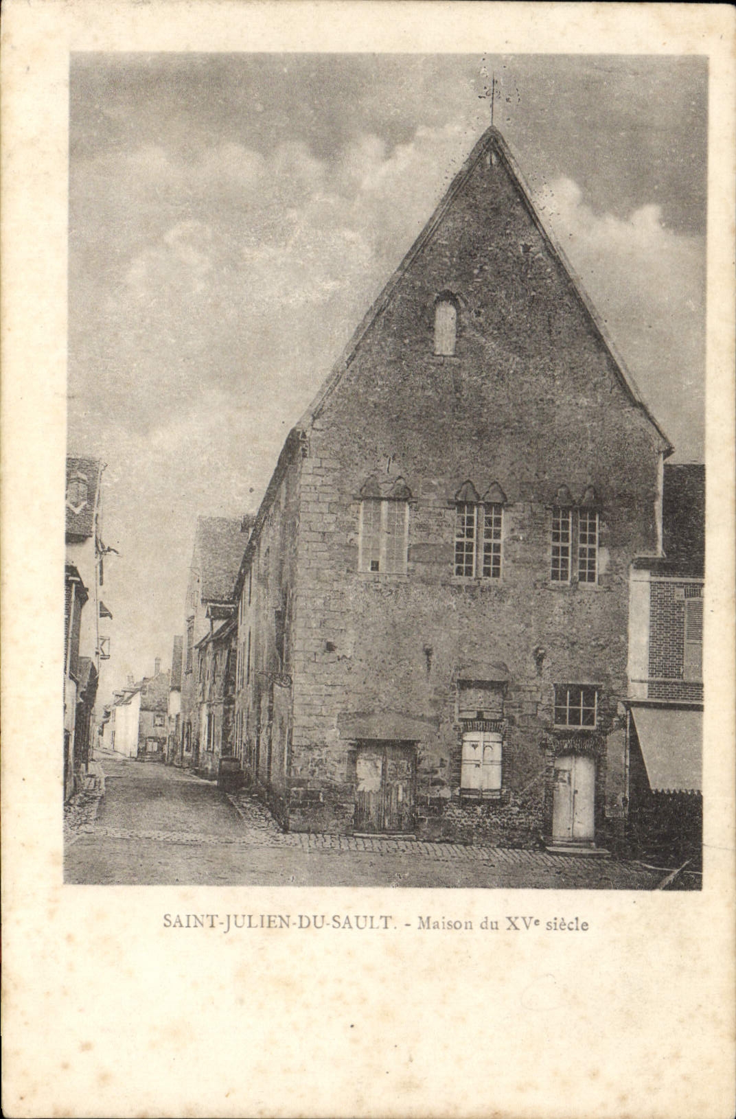 CPA Saint Julien Du Sault Maison Du Xvème