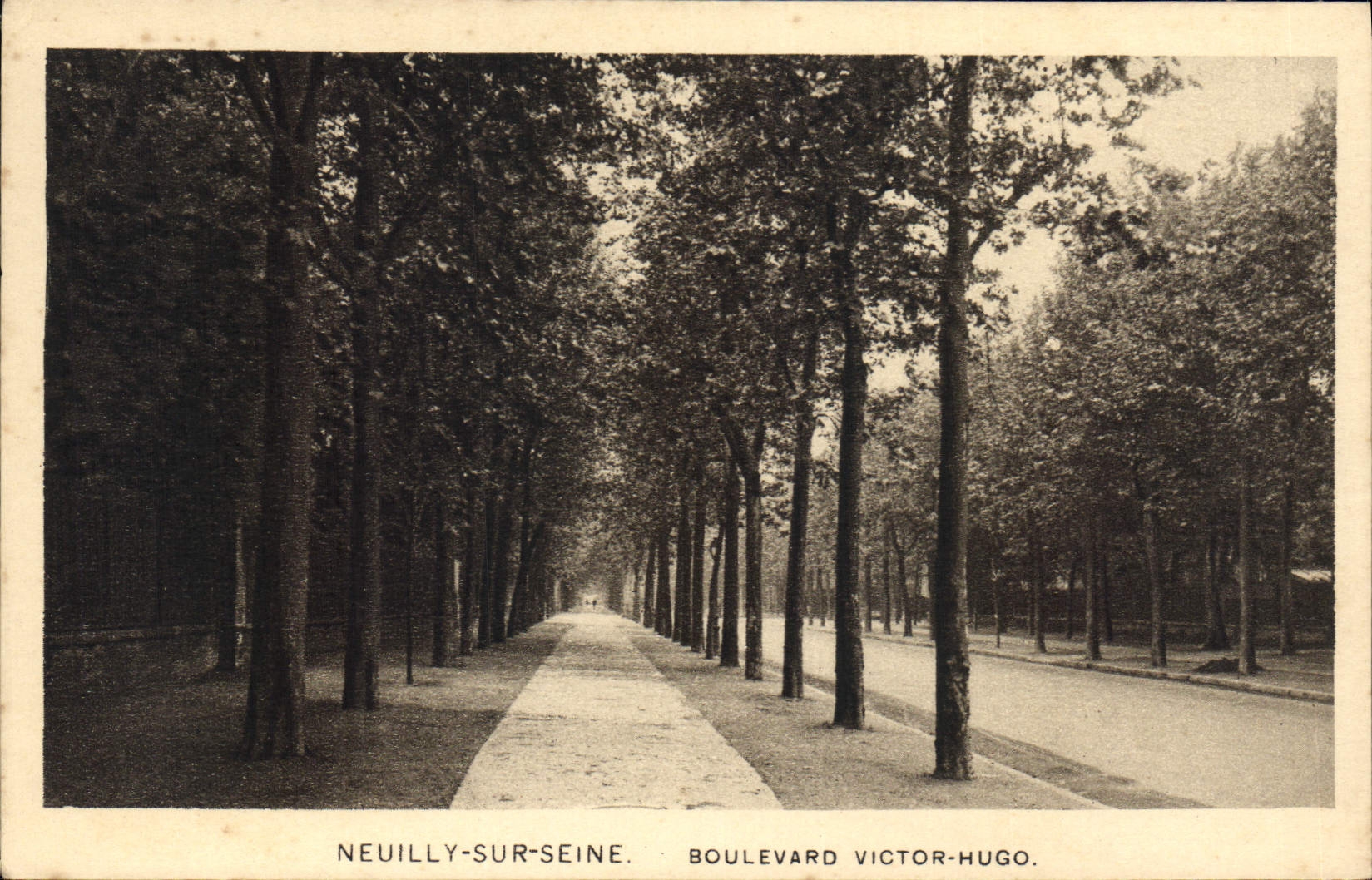 CPA Neuilly Sur Seine Boulevard Victor Hugo