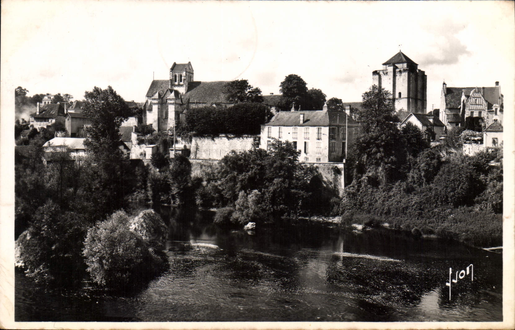 CPA La Roche Posay L'Eglise Le Donjon