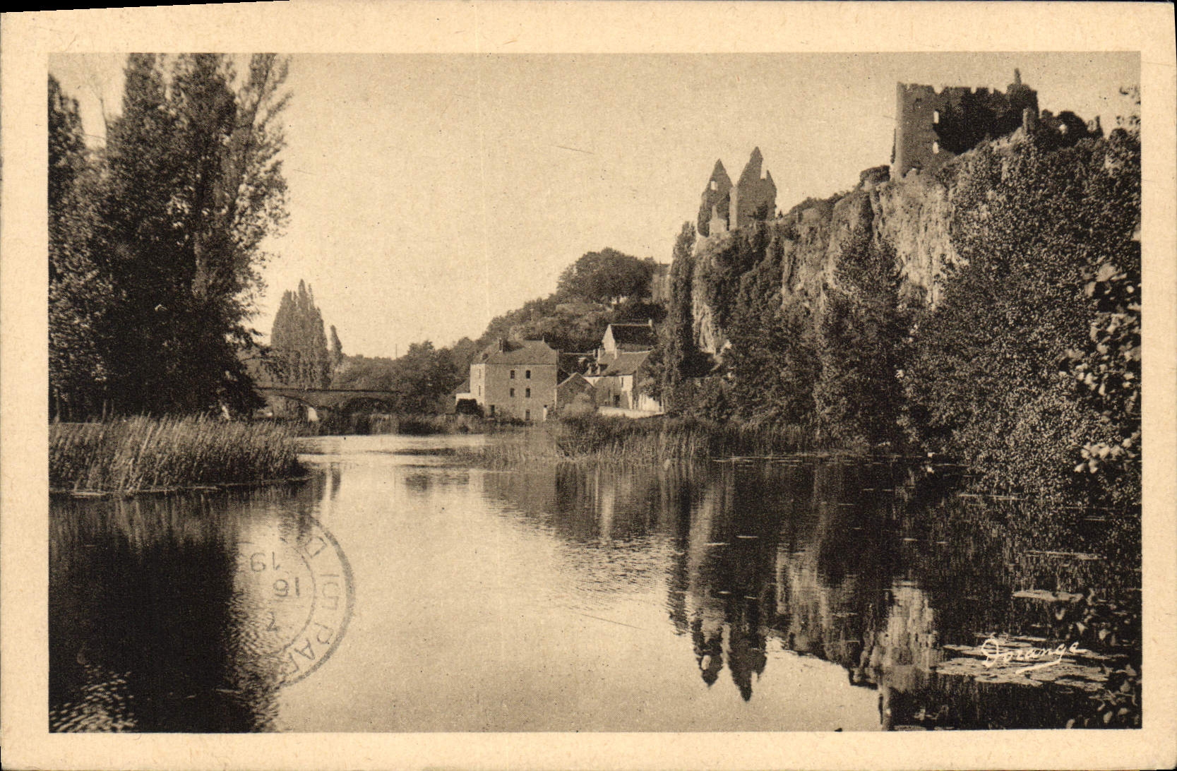 CPA Angles Sur L'Anglin Bords De I'Anglin Et Le Château