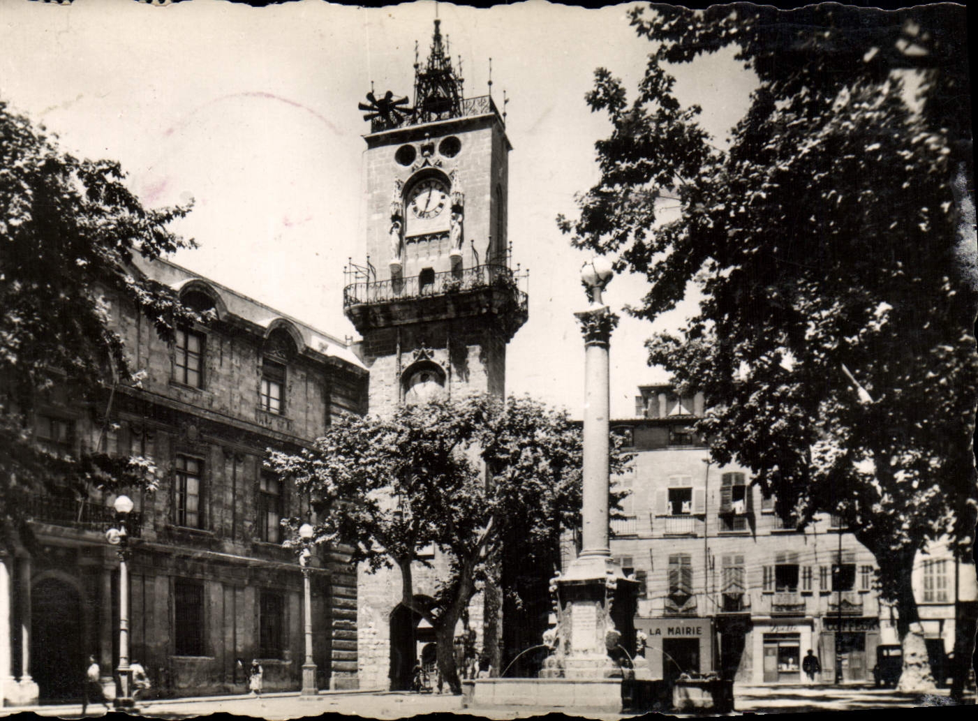 CPA Aix En Provence La Fontaine Et Le Beffroi place de la mairie