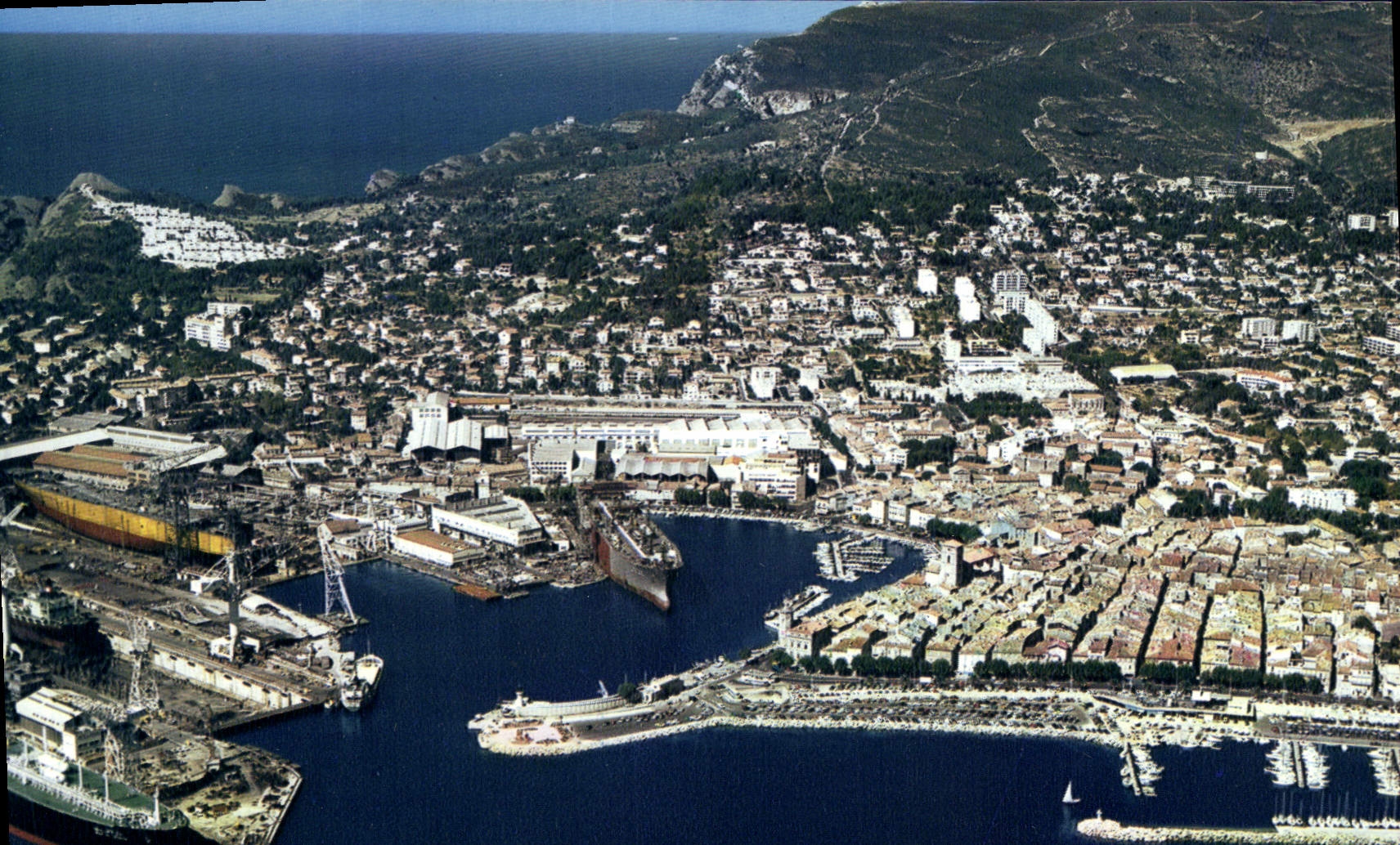 CPSM La Ciotat Vue Aerienne Les Chantiers Navals la ville