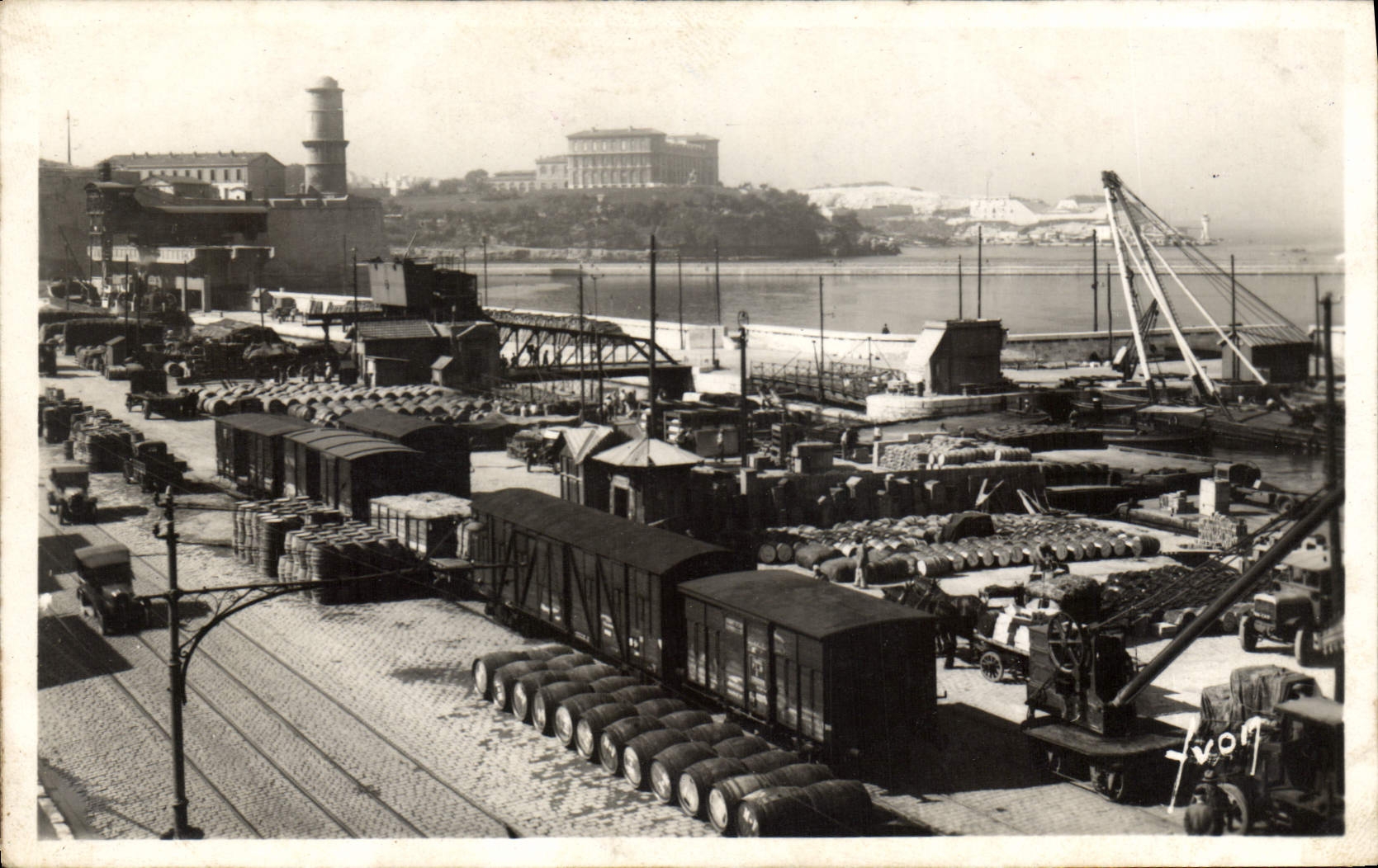 CPA Marseillais les docks Les Fort St Jean Et Le Pharo