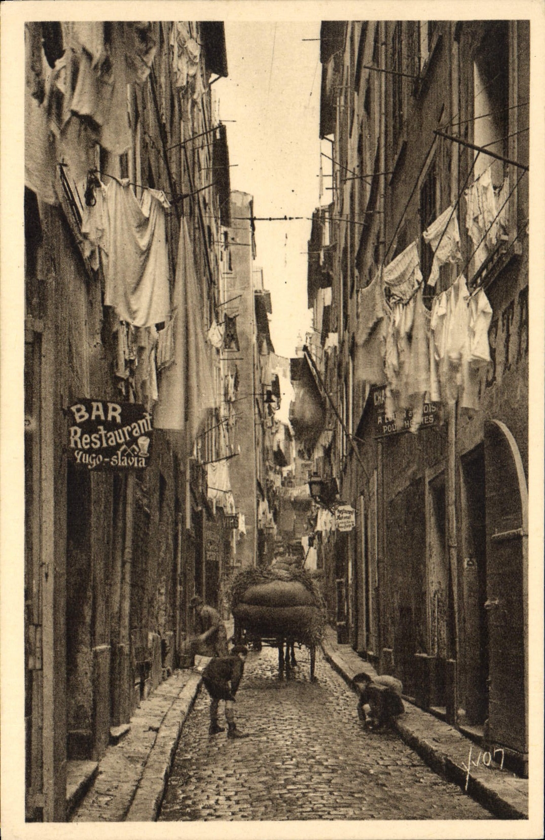 CPA Marseille Une Rue Du Vieux Quartier vieux port