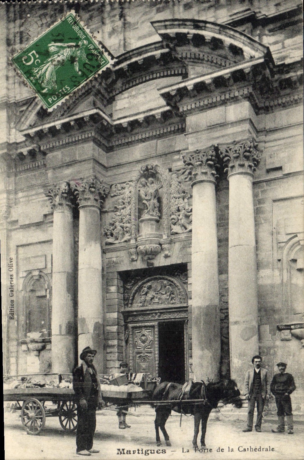 CPA Martigues Le Porte De La Cathedrale attelage
